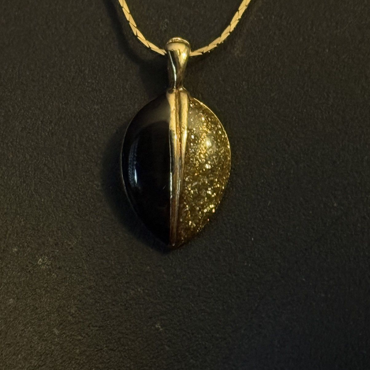 Vintage Vintage Royal gold tone glitter leaf pendant necklace Size ONE SIZE - 2 Thumbnail