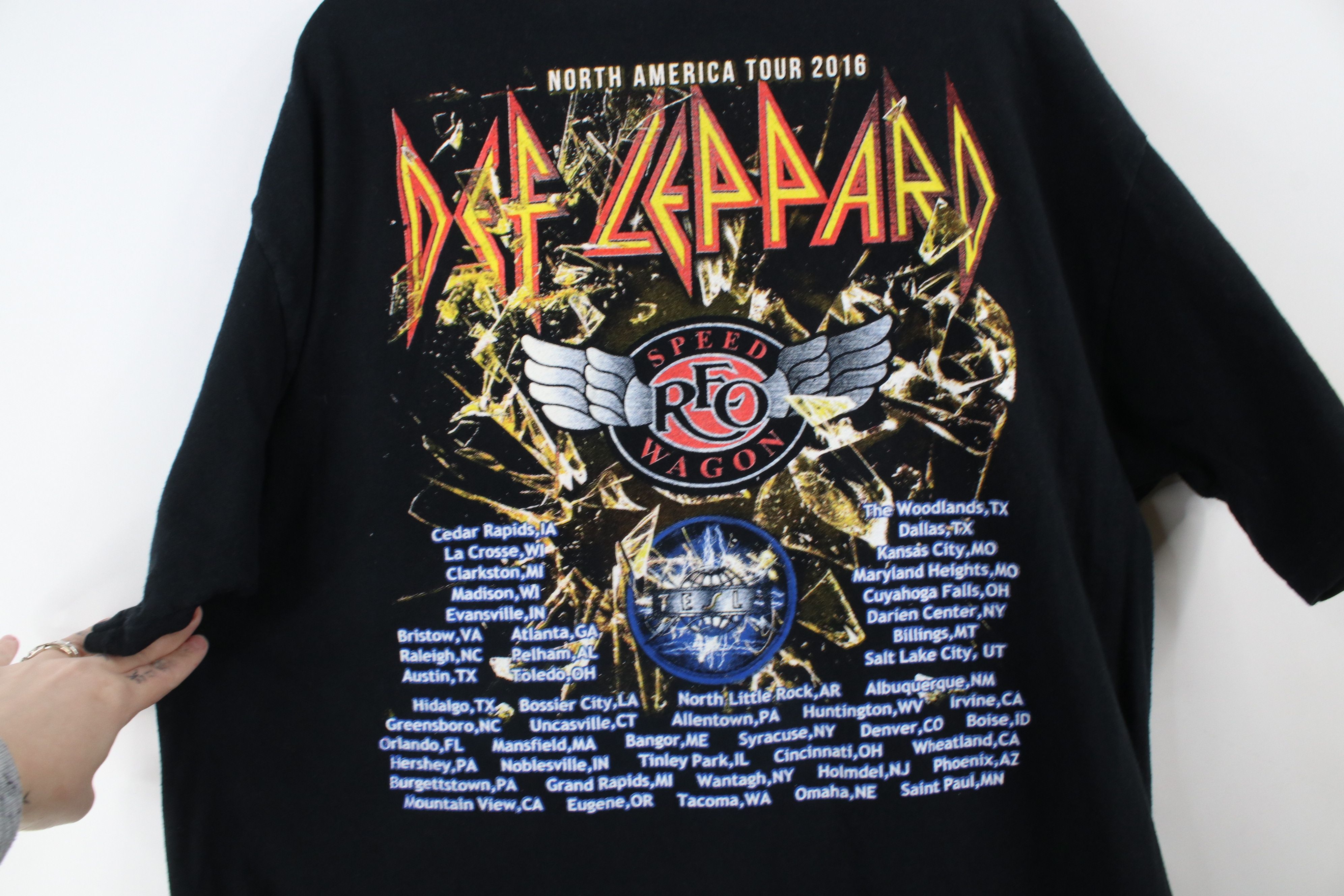 Vintage Vintage Tour Def Leppard REO Speed Wagon Band T-Shirt Size US XL / EU 56 / 4 - 10 Thumbnail