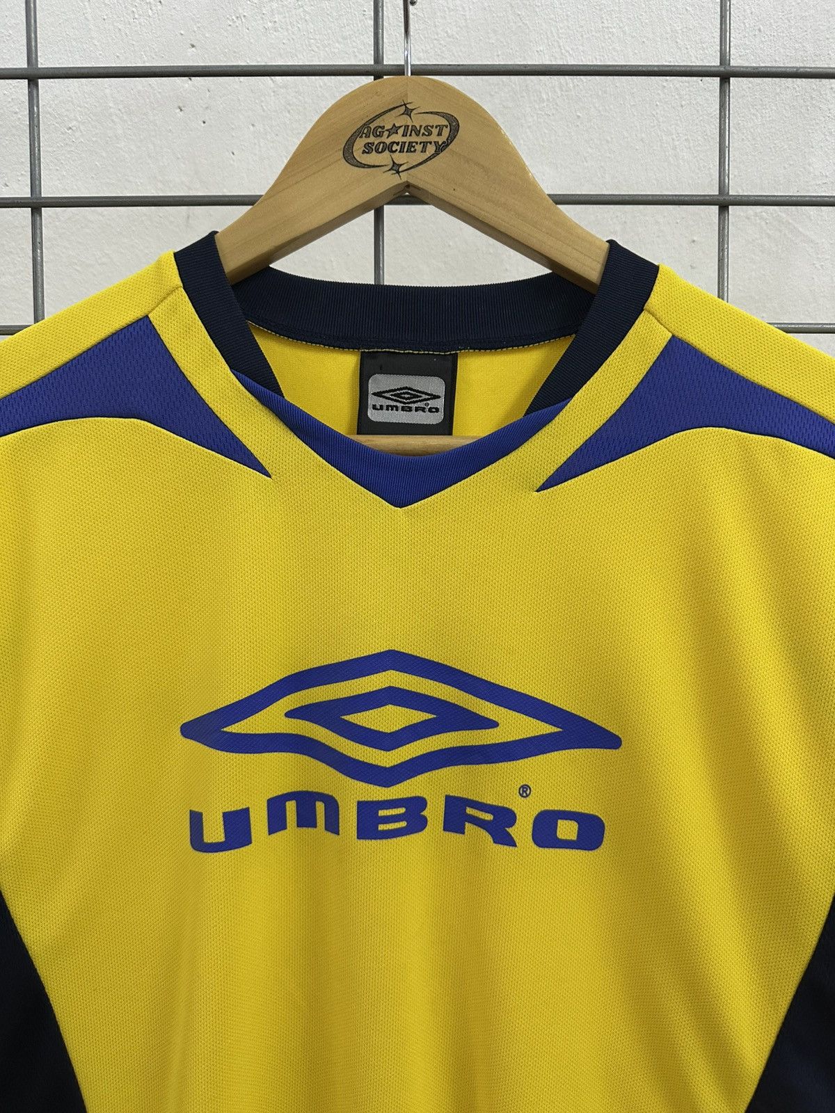 Umbro Rare Vintage Umbro Sweden Colourway Jersey By Descente Size US M / EU 48-50 / 2 - 4 Thumbnail