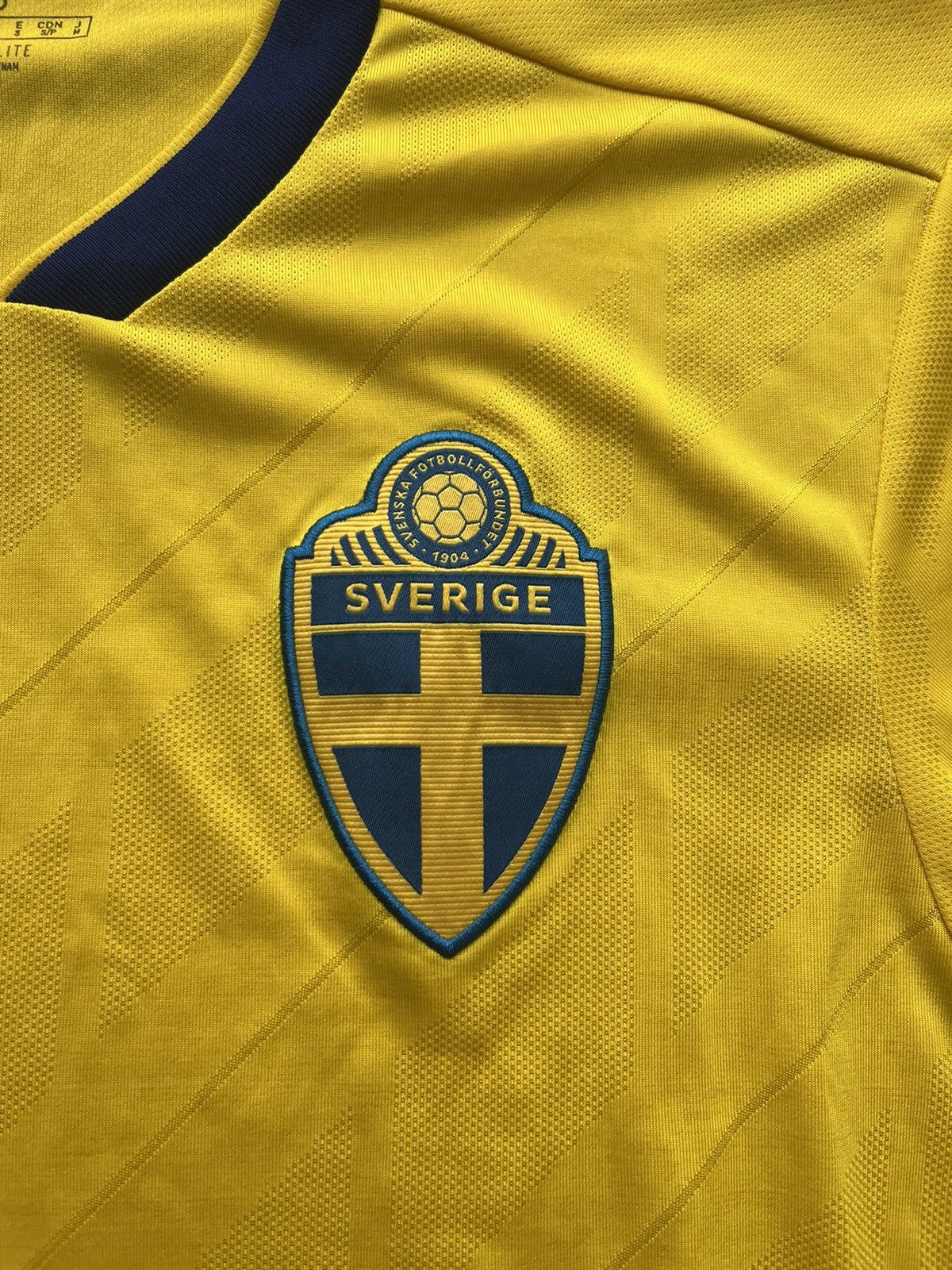 Adidas Adidas 2018-20 Sweden Home Shirt Size US S / EU 44-46 / 1 - 4 Thumbnail