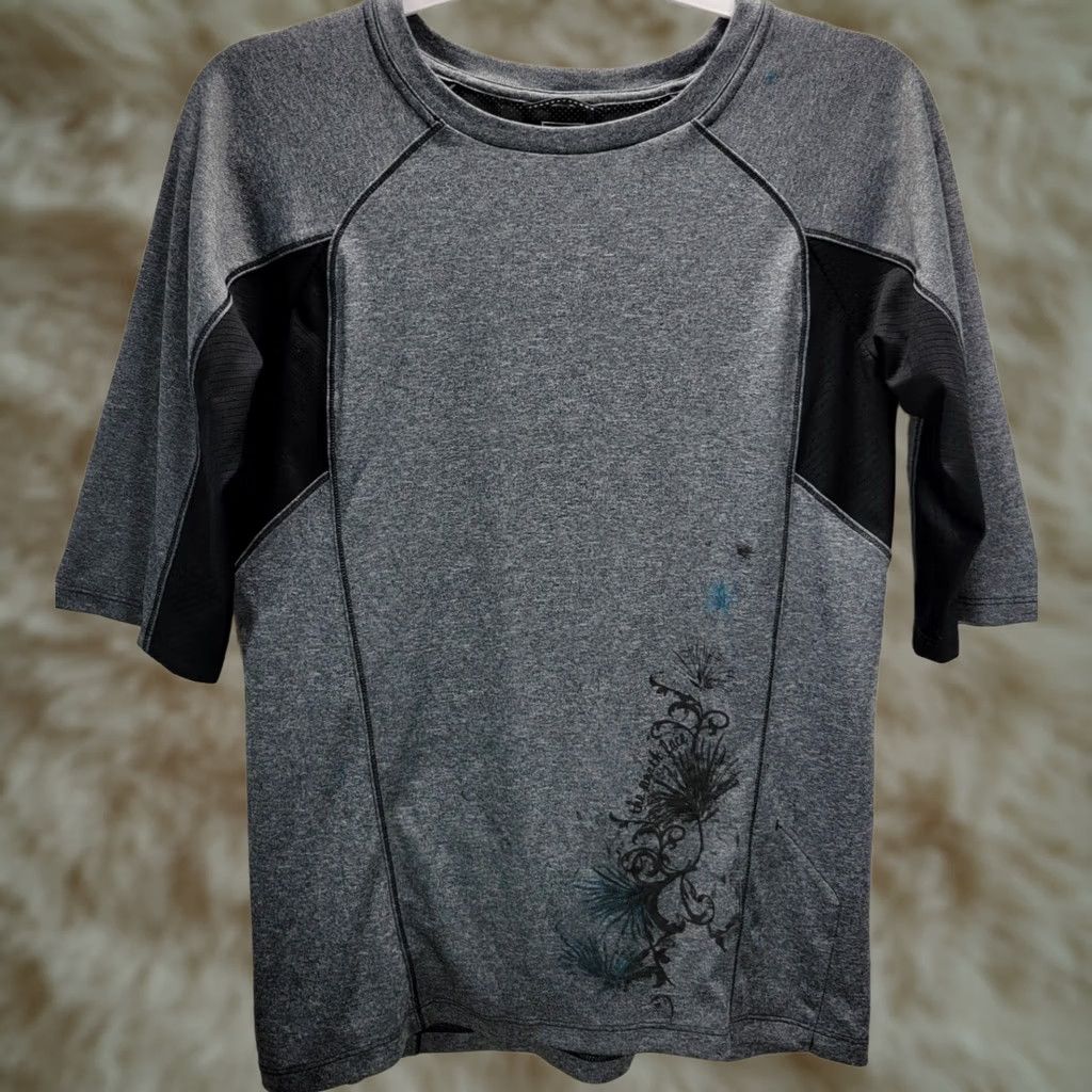 The North Face The North Face Womens Short Sleeve Athletic Top M Gray Zip Pocket T-Shirt Activewear Size M / US 6-8 / IT 42-44 - 1 Thumbnail