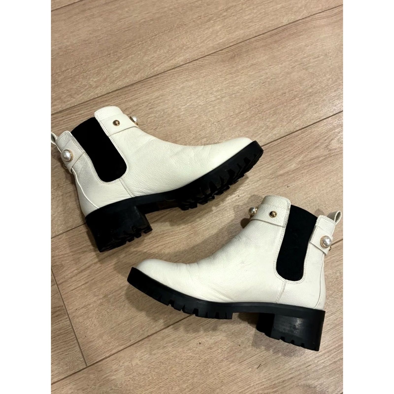 Karl Lagerfeld Karl Lagerfeld Paris Women’s Pola Chelsea Ankle Boot Cream Leather Size 9 Shoes Leather Cream Women Chelsea Bootie 9 U.S. Mens Women Size US 9 / IT 39 - 3 Thumbnail