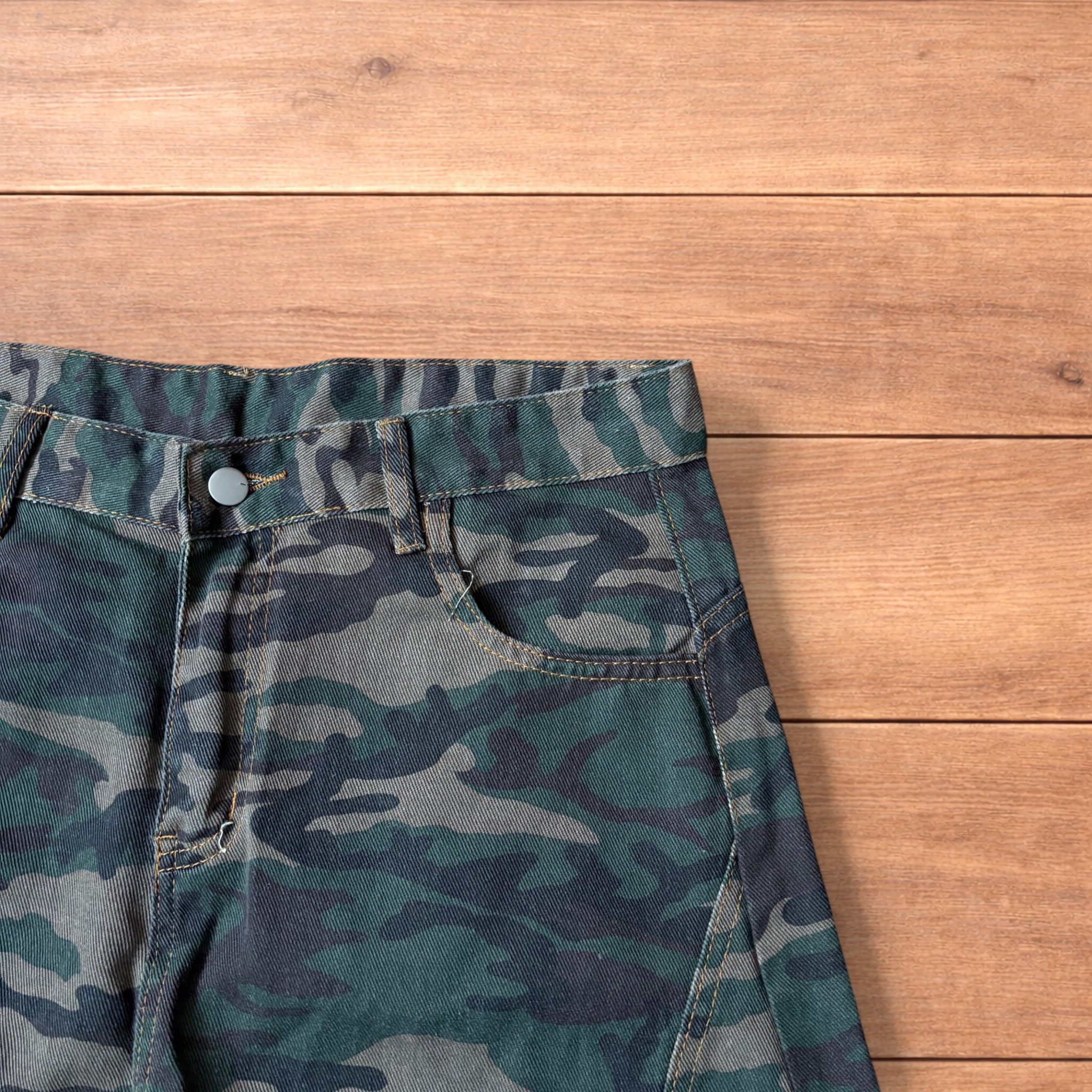 Japanese Brand Super baggy wide leg cargo carpenter trousers in army camo. Size US 32 / EU 48 - 3 Thumbnail