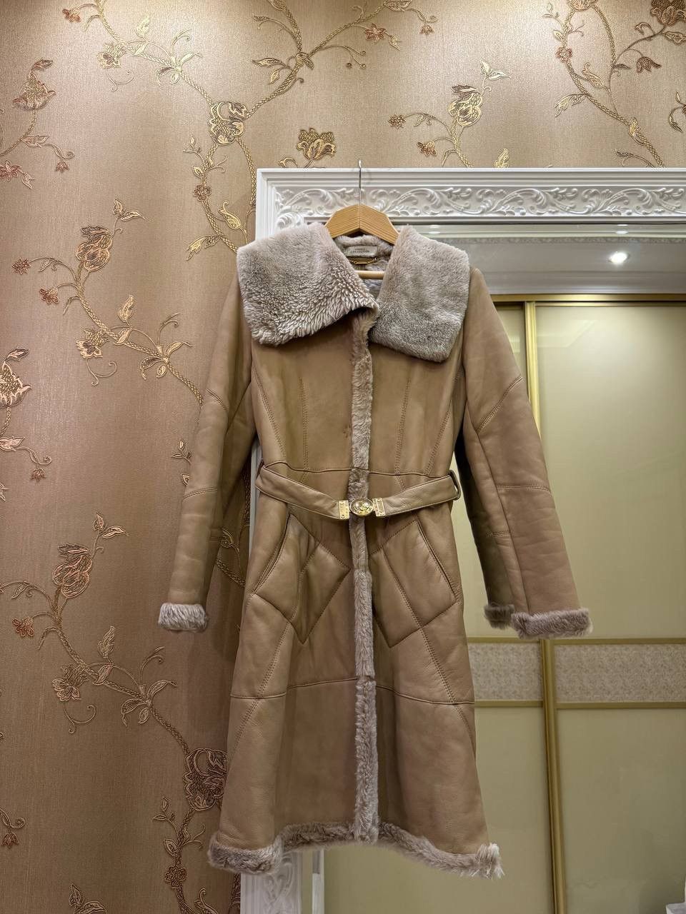 Versace Versace Beige Shearling Fur Coat Buckled Medusa Belt Rare Size S / US 4 / IT 40 - 1 Thumbnail