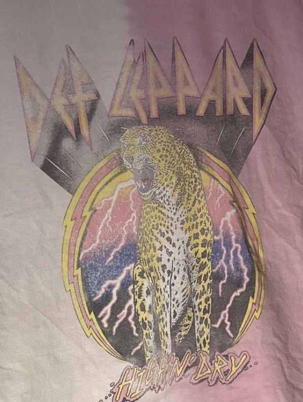 Band Tees Def leppard pink & white tee Size US M / EU 48-50 / 2 - 1 Thumbnail