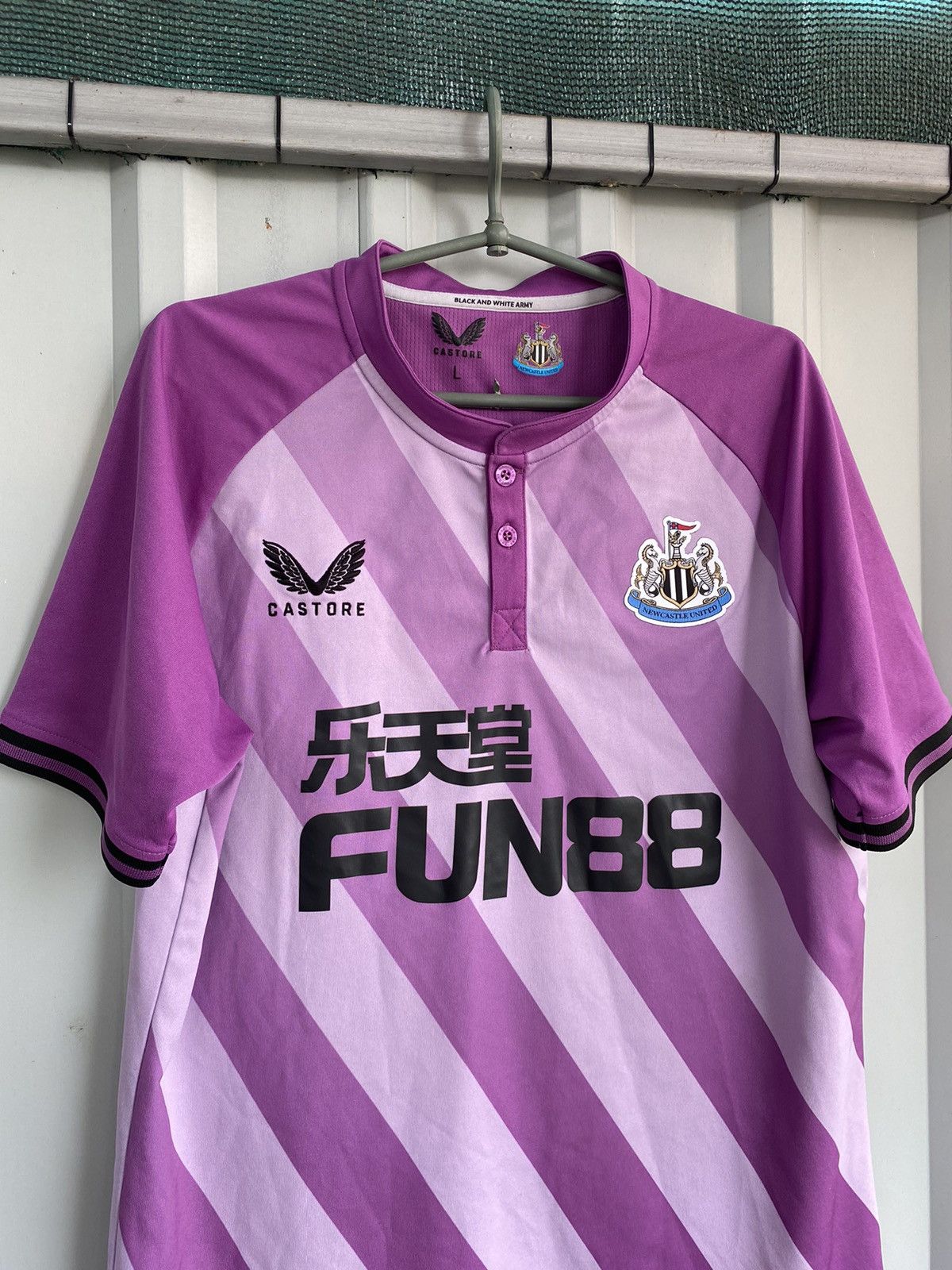 Castore NEWCASTLE CASTORE SOCCER FOOTBALL JERSEY BLOCK CORE SHIRT Size US L / EU 52-54 / 3 - 2 Thumbnail