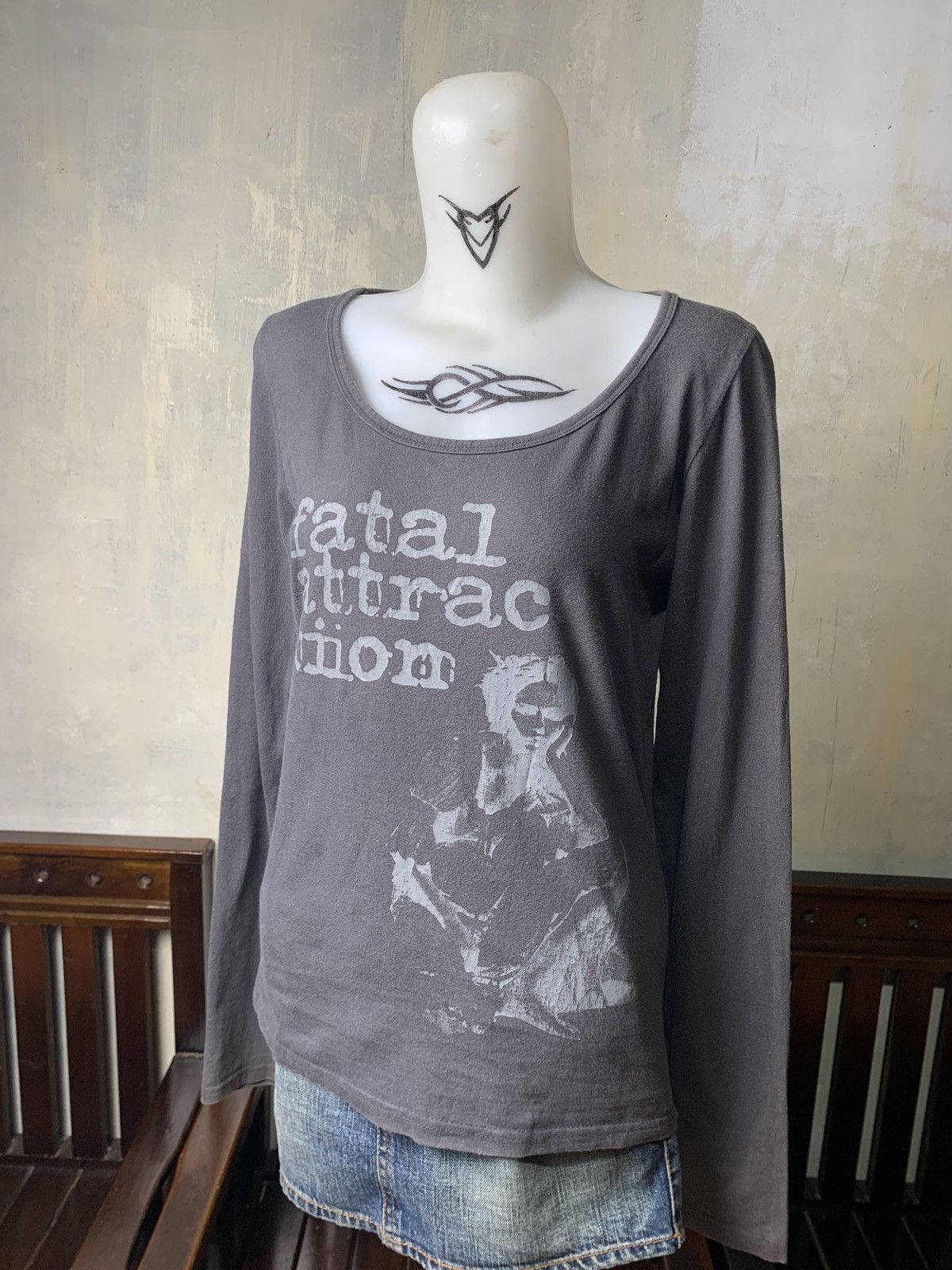 Japanese Brand Fatal Attraction Charcoal Girl Sitting Graphic Goth Top Size M / US 6-8 / IT 42-44 - 2 Thumbnail