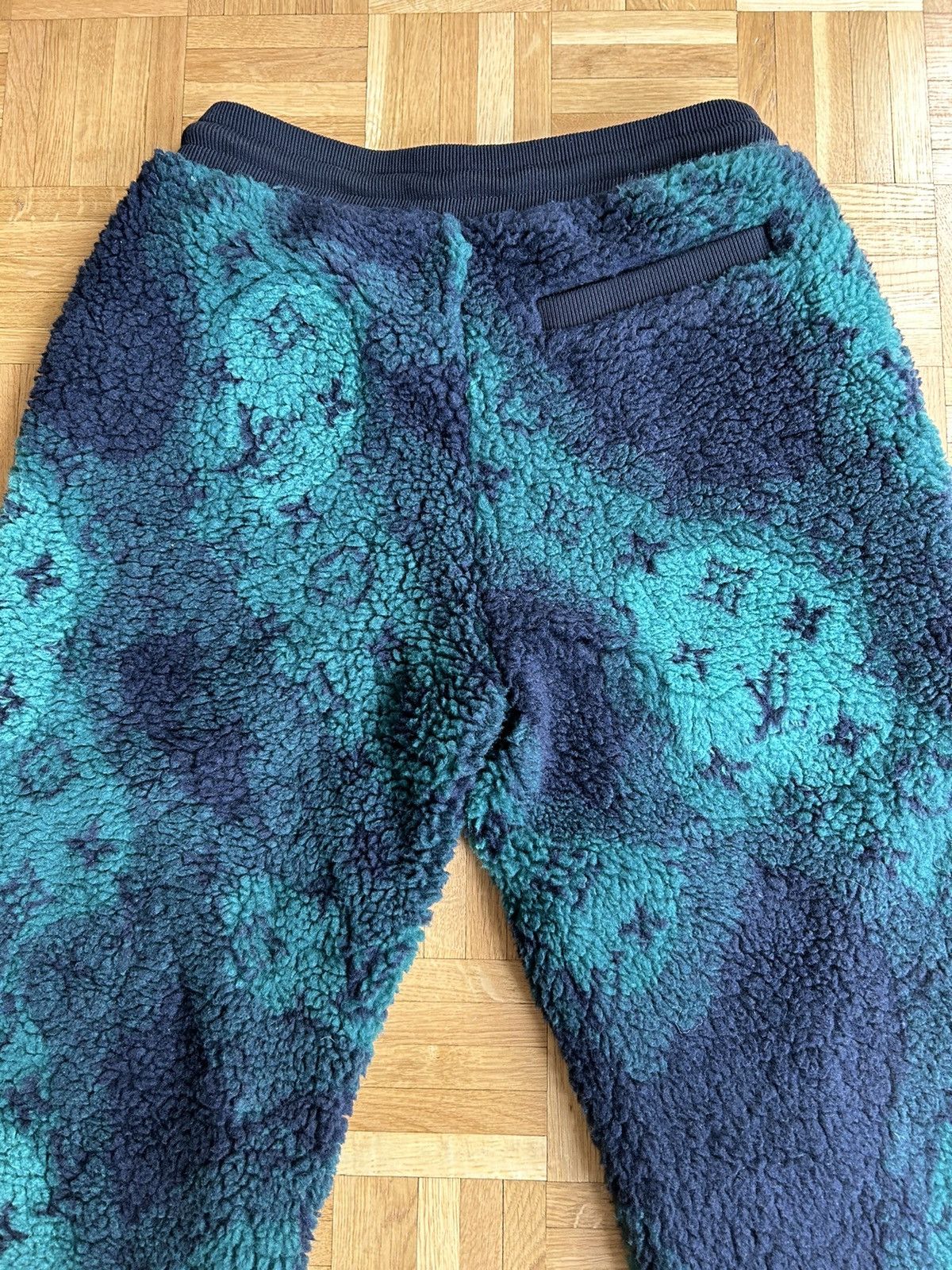Louis Vuitton 🟢 LOUIS VUITTON 🟢 - Green Camo Monogram Joggers Size US 31 - 21 Thumbnail