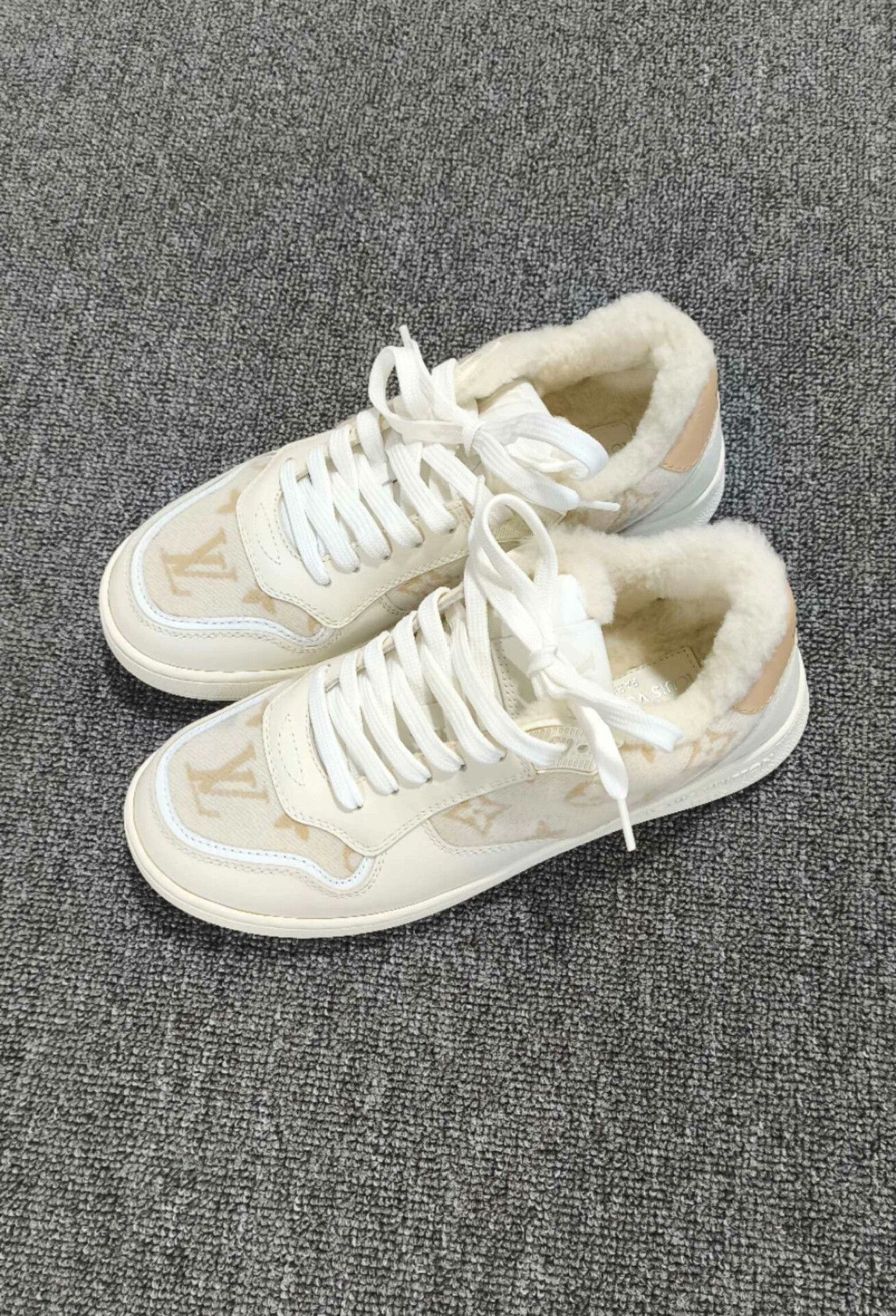 Louis Vuitton Louis Vuitton Lowtop Sneakers us_6 Women Size US 6 / IT 36 - 1 Thumbnail