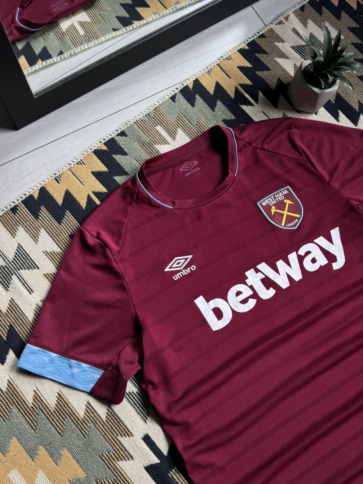 Umbro Vintage Umbro West Ham United Betway 2018/19 Soccer Jersey Size US L / EU 52-54 / 3 - 4 Thumbnail