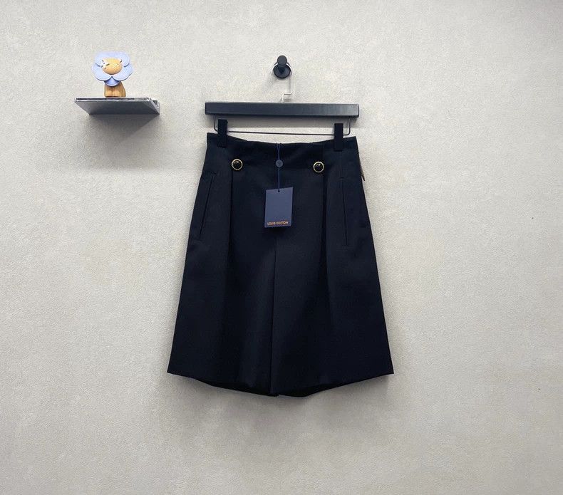 Louis Vuitton Black Pleated Shorts with Button Detail - dmc Size US 34 / EU 50 - 1 Thumbnail