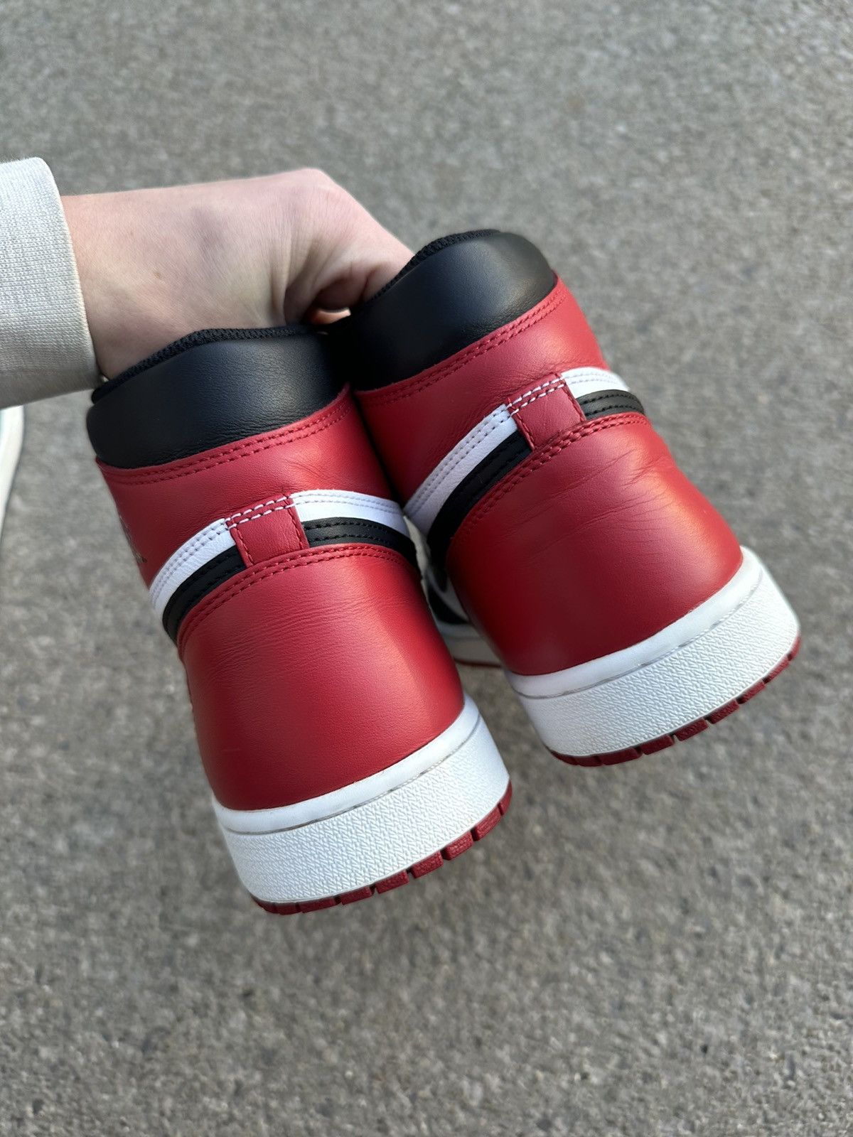 Jordan Brand Air Jordan 1 Retro High OG Black Toe size 10.5 Size US 10.5 / EU 43-44 - 4 Thumbnail
