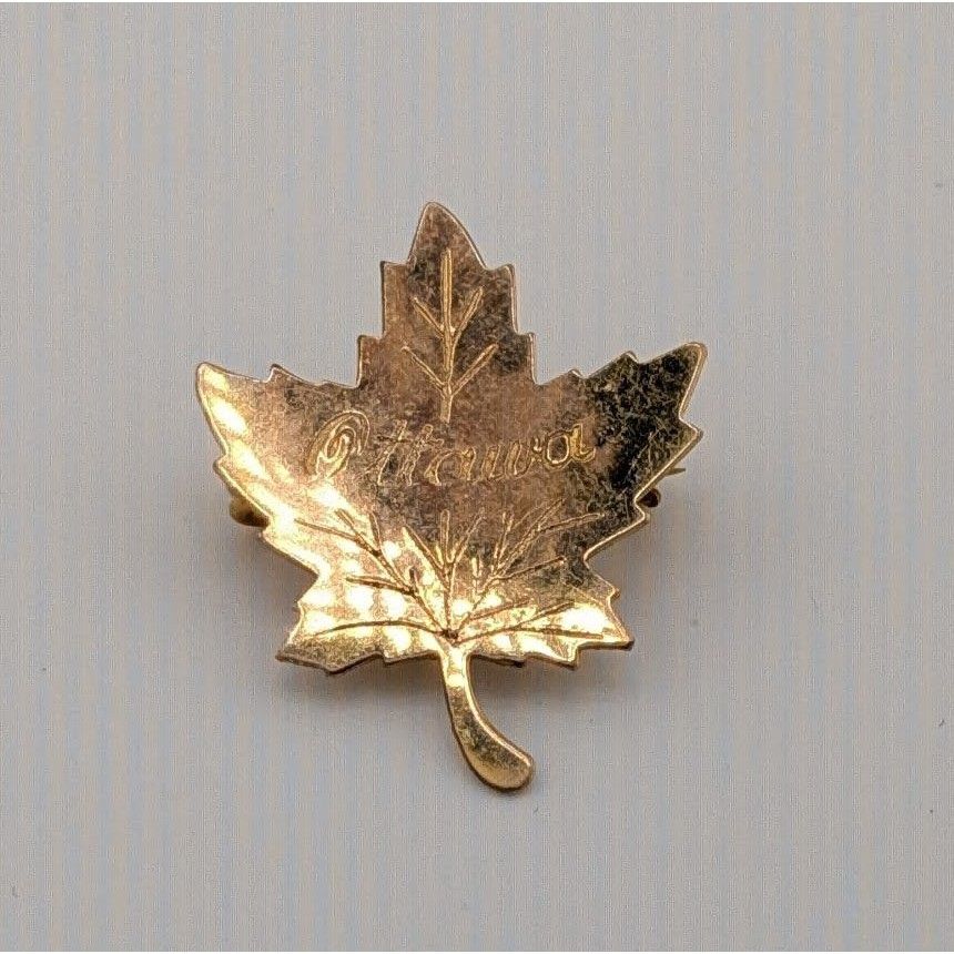 Other Vintage Canadian Ottowa Engraved Maple Leaf Gold Tone Souven Size ONE SIZE - 4 Thumbnail