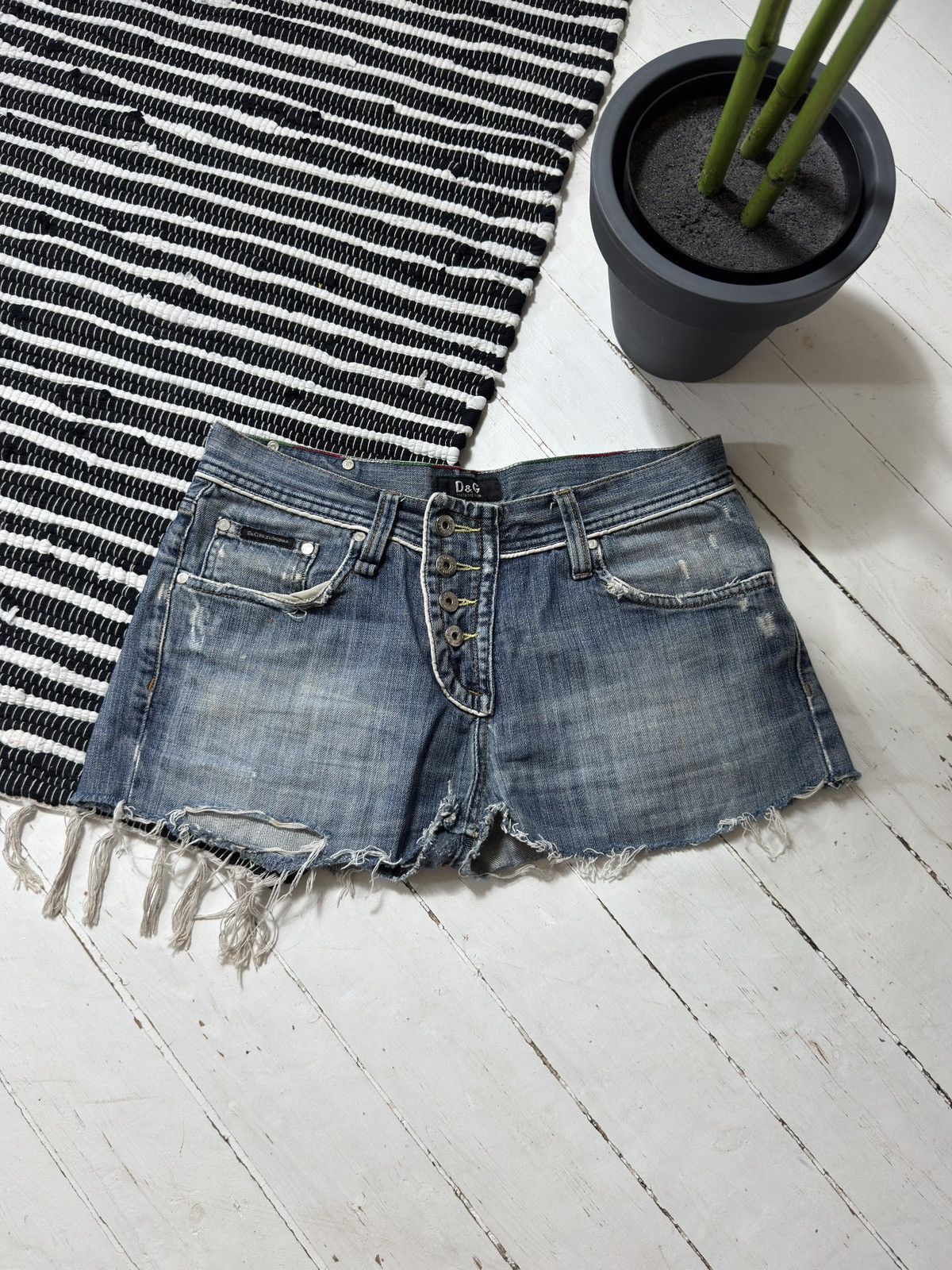 Vintage VINTAGE D&G MINI DISTRESSED STYLE SHORTS Size 32" / US 10 / IT 46 - 2 Thumbnail