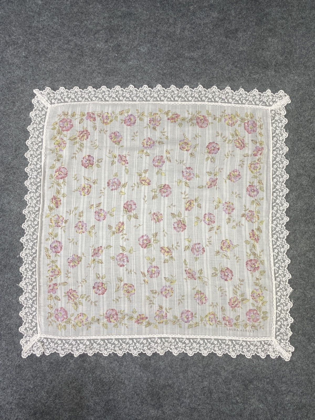 Laura Ashley × Vintage Laura Ashley floral handkerchief/Bandana / Neckerchief -B056 Size ONE SIZE - 3 Thumbnail