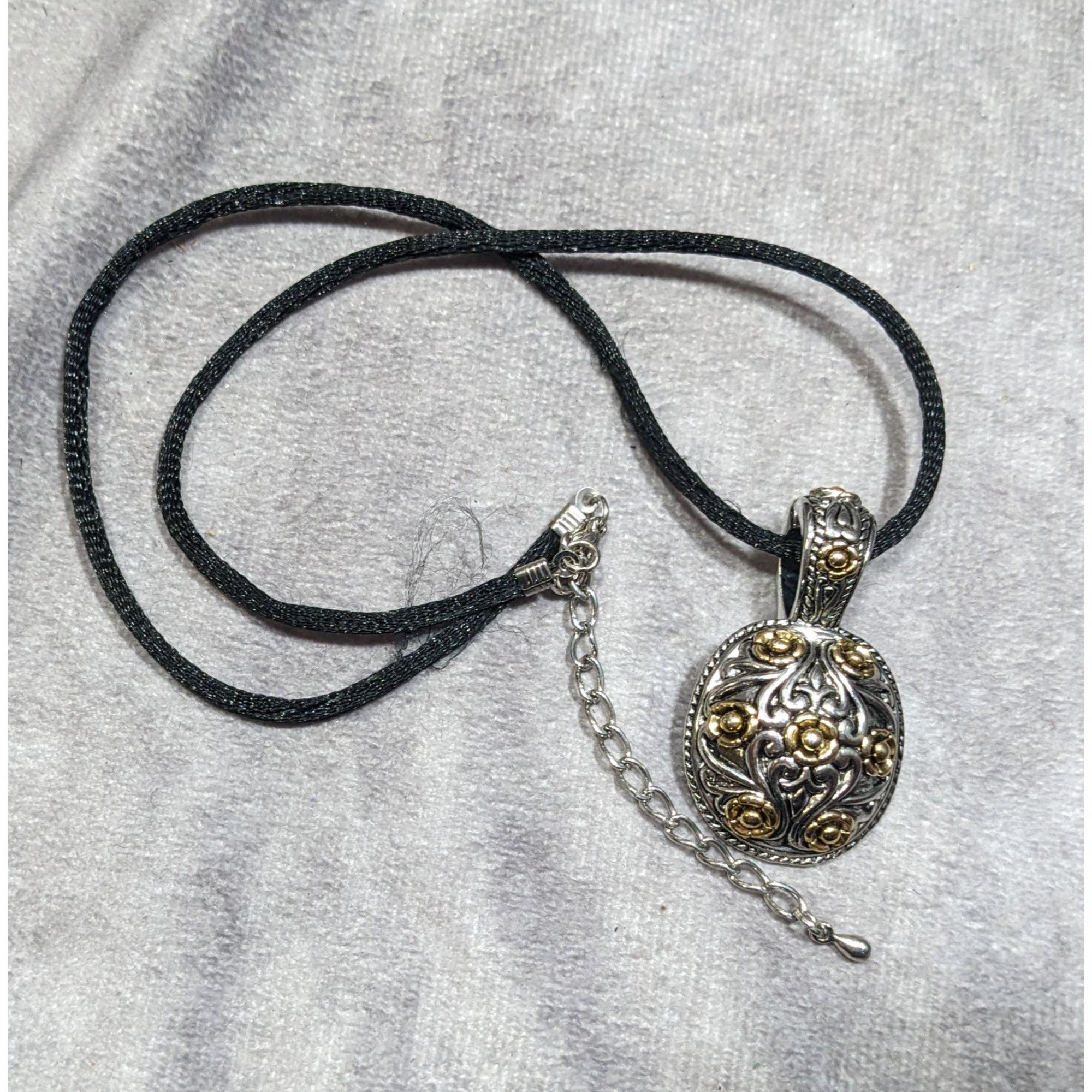 Other Elegant Fantasy Silver And Gold Tone Floral Pendant Necklace Size ONE SIZE - 8 Thumbnail