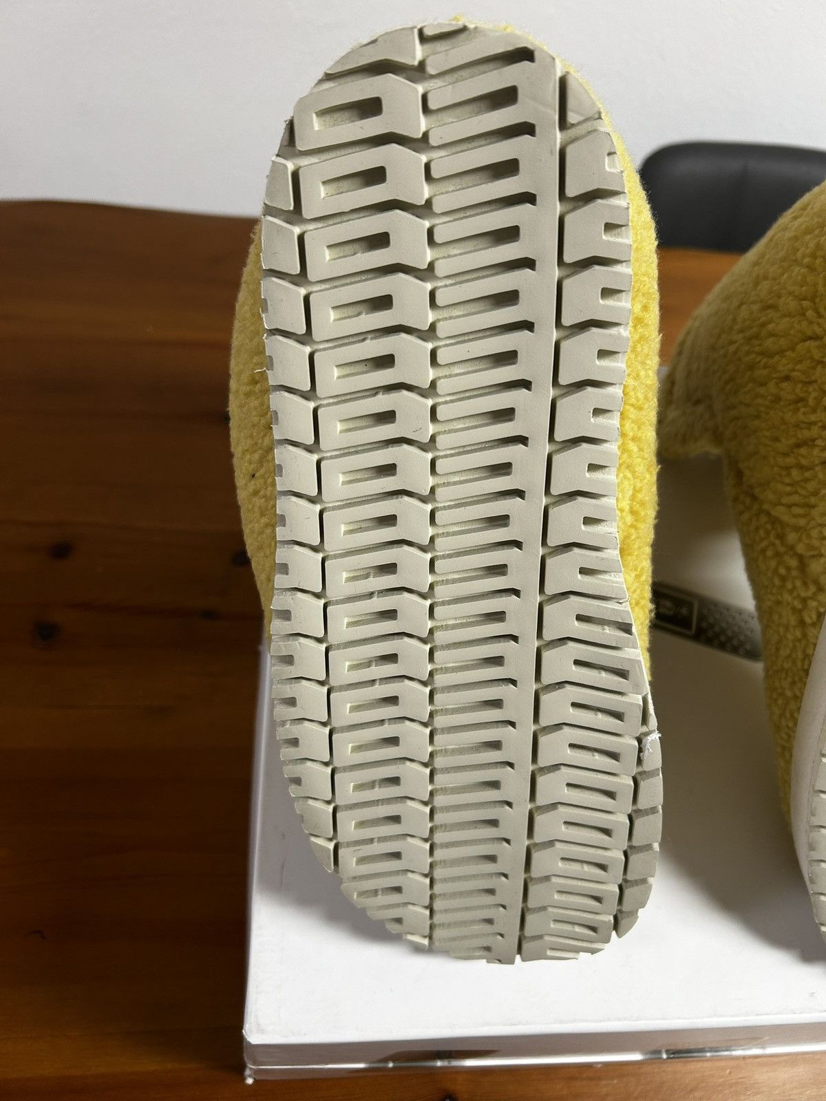 PDF PDF CHANNEL NEVE FUR BOOTS Size US 10 / EU 43 - 8 Thumbnail
