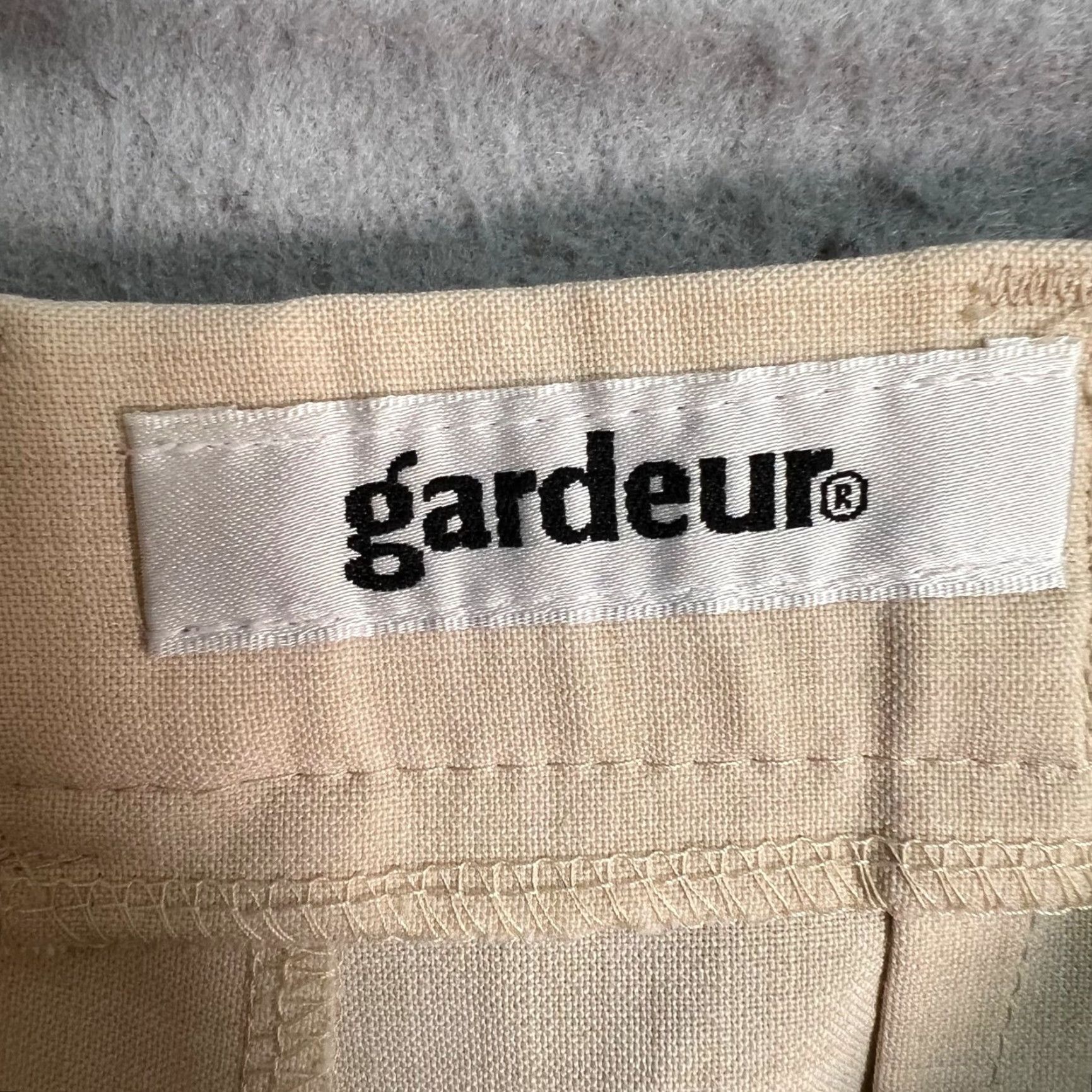 Vintage VINTAGE GARDEUR Womens Bermuda Shorts Chino Wool Blend Beige Size 10 UK Pleated High Rise 9 in Inseam Women's Shorts Mens? Size 32" / US 10 / IT 46 - 3 Thumbnail