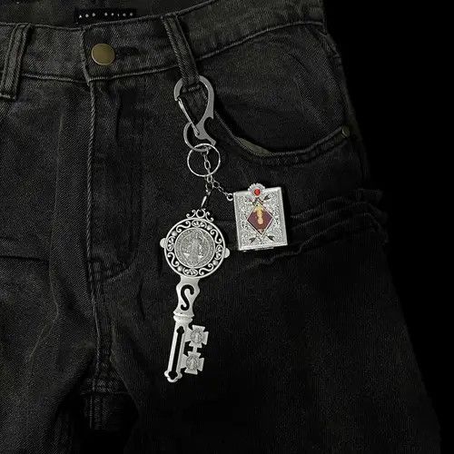 VIBE Vintage Inspired Keyring - Ornate Key & Medallion Charm Size ONE SIZE - 1 Thumbnail