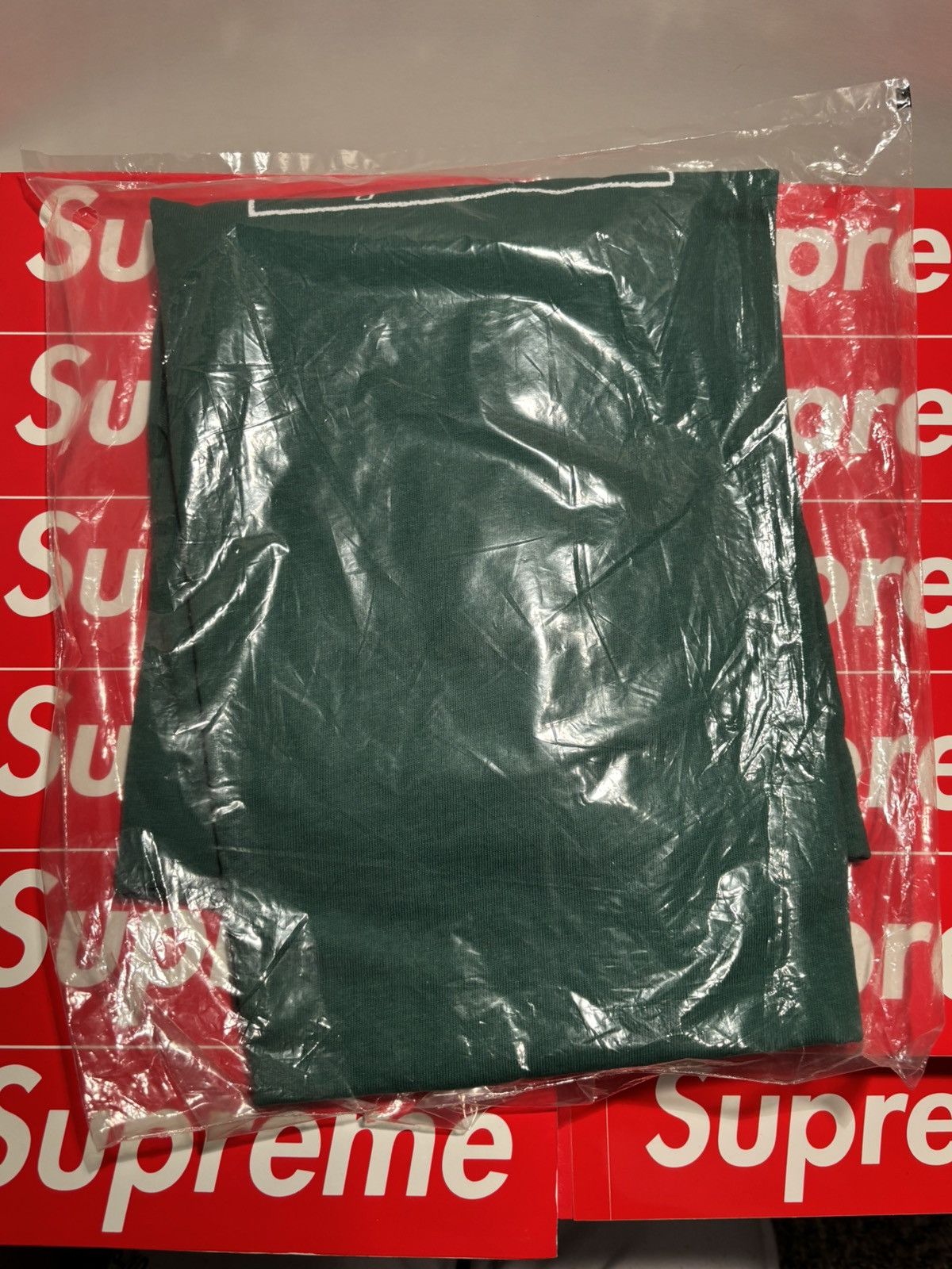 Kaws × Supreme SUPREME x KAWS “Chalk Logo Tee” Large New Light Pine Size US L / EU 52-54 / 3 - 3 Thumbnail