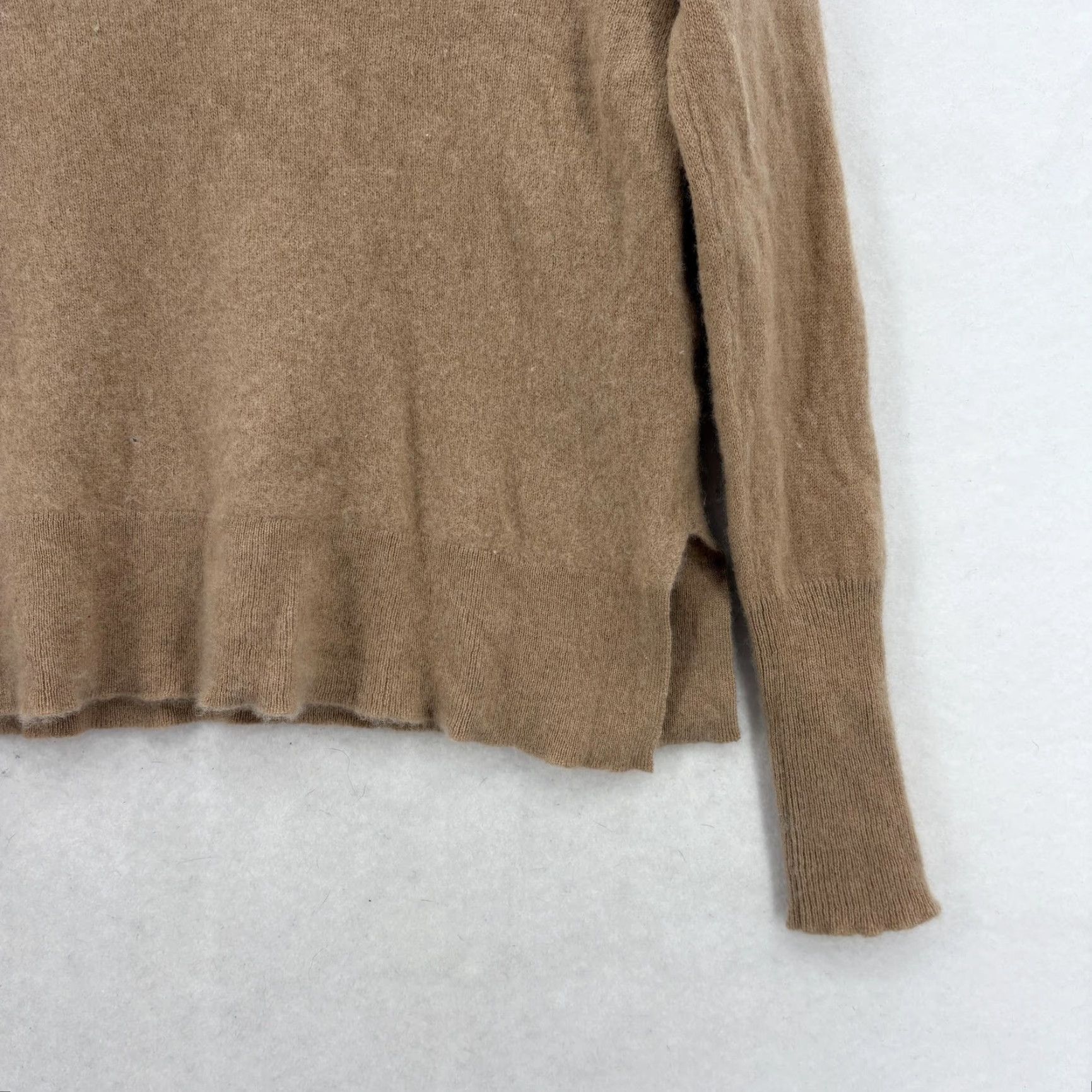 Vintage Halogen Sweater Womens Small Beige 100% Cashmere V-Neck Knit Pullover Cozy Knitwear Casual Womens Size S / US 4 / IT 40 - 3 Thumbnail