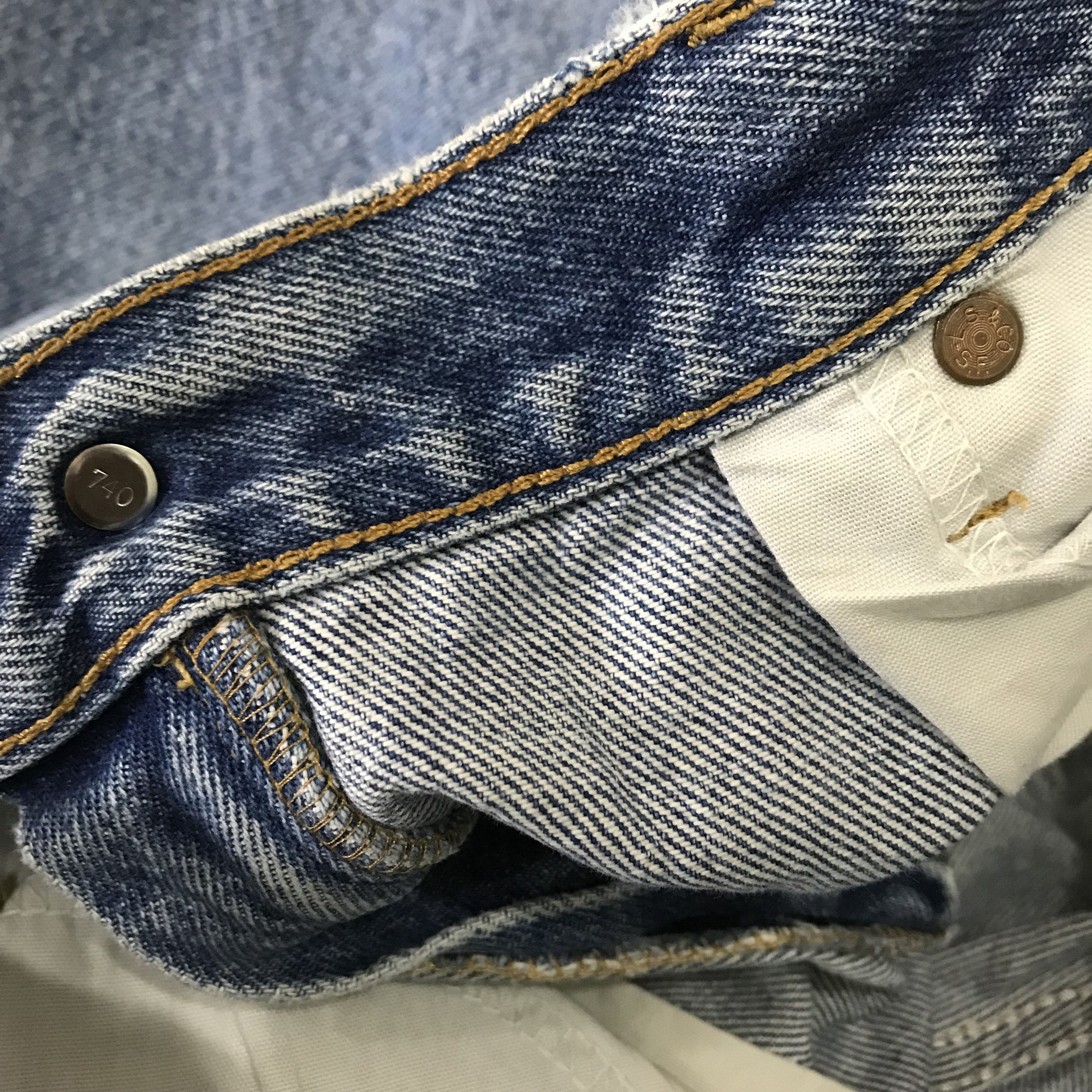 Levi's Vintage Levi’s 569 Loose Straight Light Wash Distressed Size US 34 / EU 50 - 16 Thumbnail