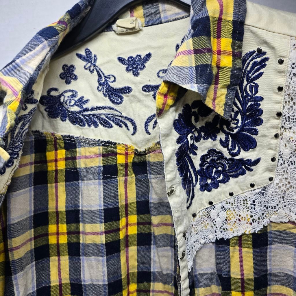 BKE Women's Gimmicks by BKE Plaid Embroidered Button Down M Size M / US 6-8 / IT 42-44 - 8 Thumbnail