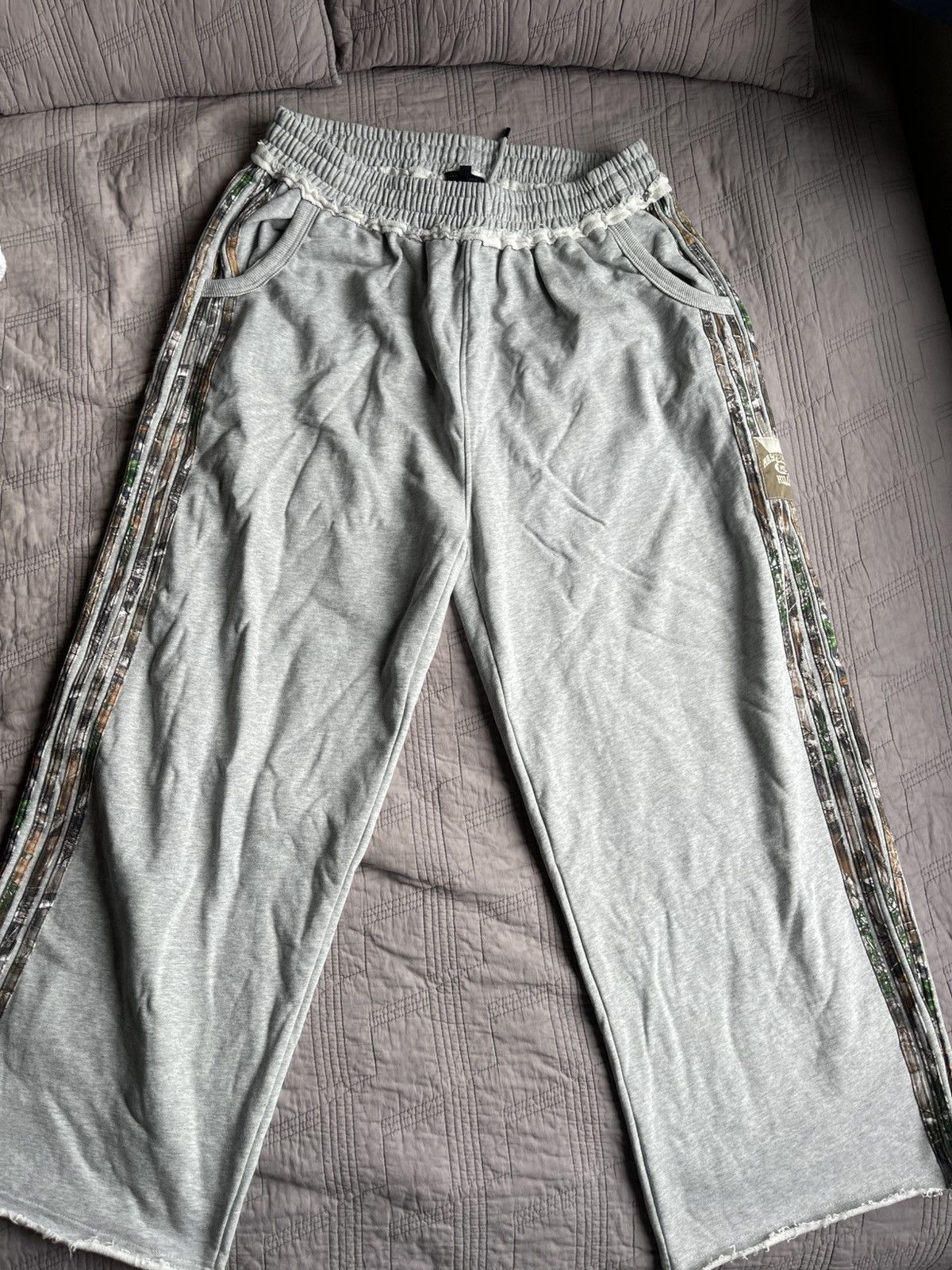 Gv gallery camo sweatpants