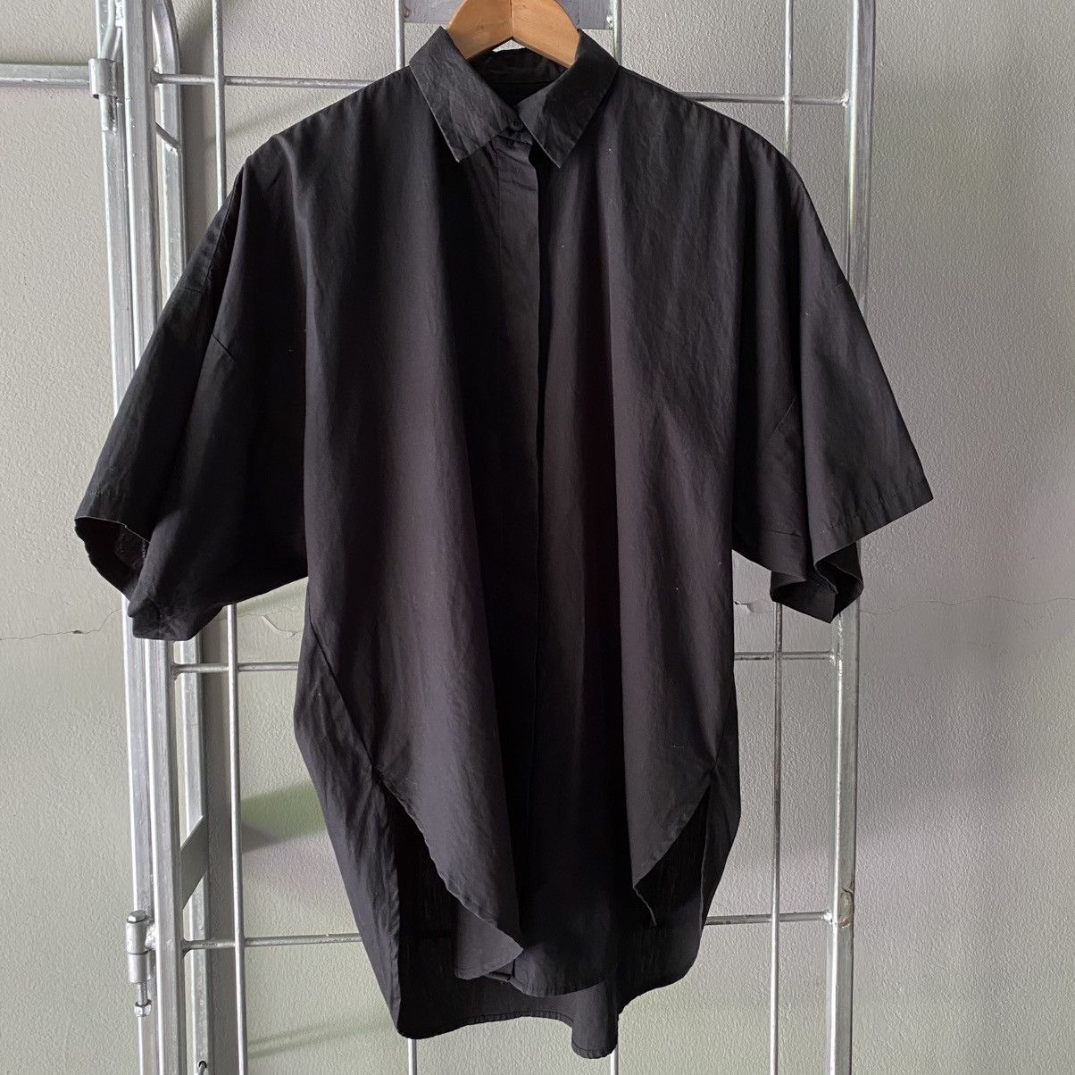 Norma Kamali NORMA KAMALI Black Short-Sleeve Hidden Placket Shirt Size XL / US 12-14 / IT 48-50 - 11 Thumbnail