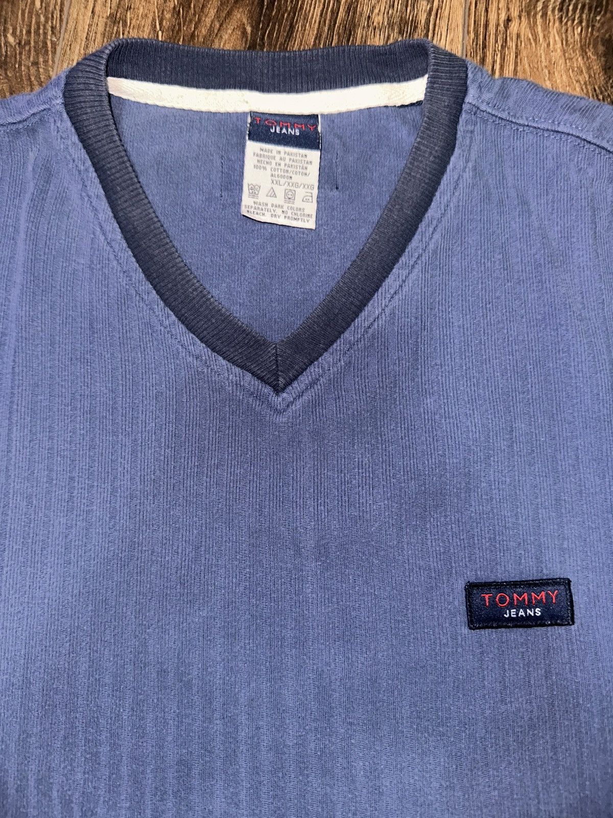 Tommy Hilfiger Vintage Tommy Hilfiger V-Neck Tee Size US L / EU 52-54 / 3 - 2 Thumbnail