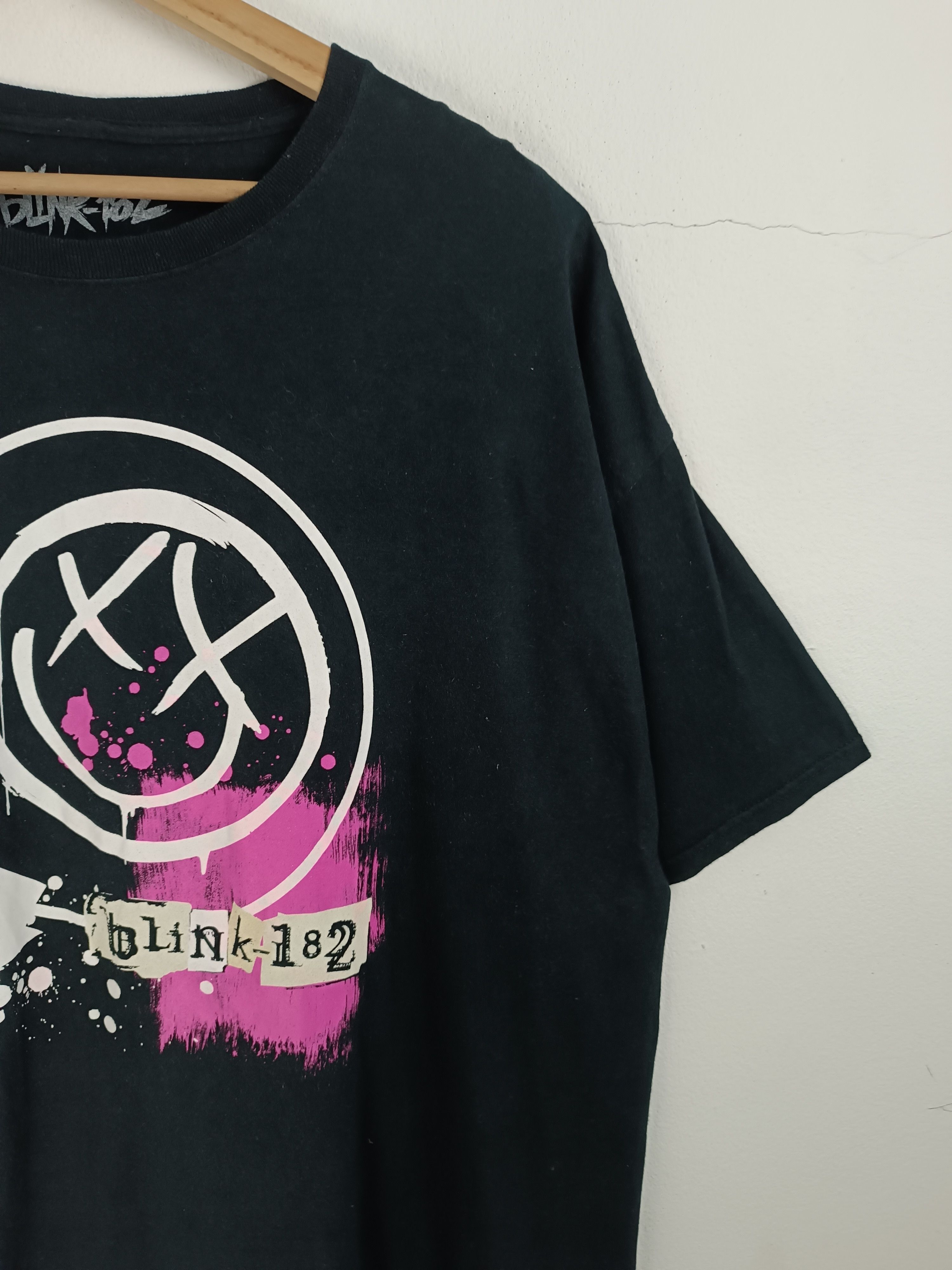 Band Tees VINTAGE BLINK 182 SMILEY FACE LOGO TEE PUNK TRAVIS SUM 41 Size US XL / EU 56 / 4 - 6 Thumbnail