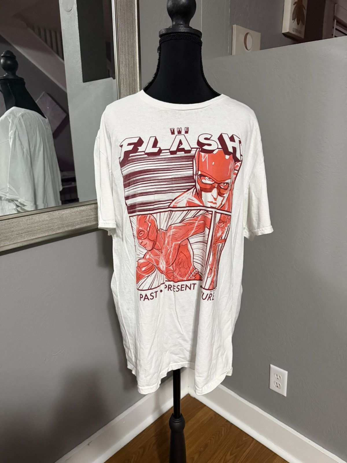 DC Comics DC Comics The Flash 3 T-Shirt Bundle Size XL. Size US XL / EU 56 / 4 - 6 Thumbnail
