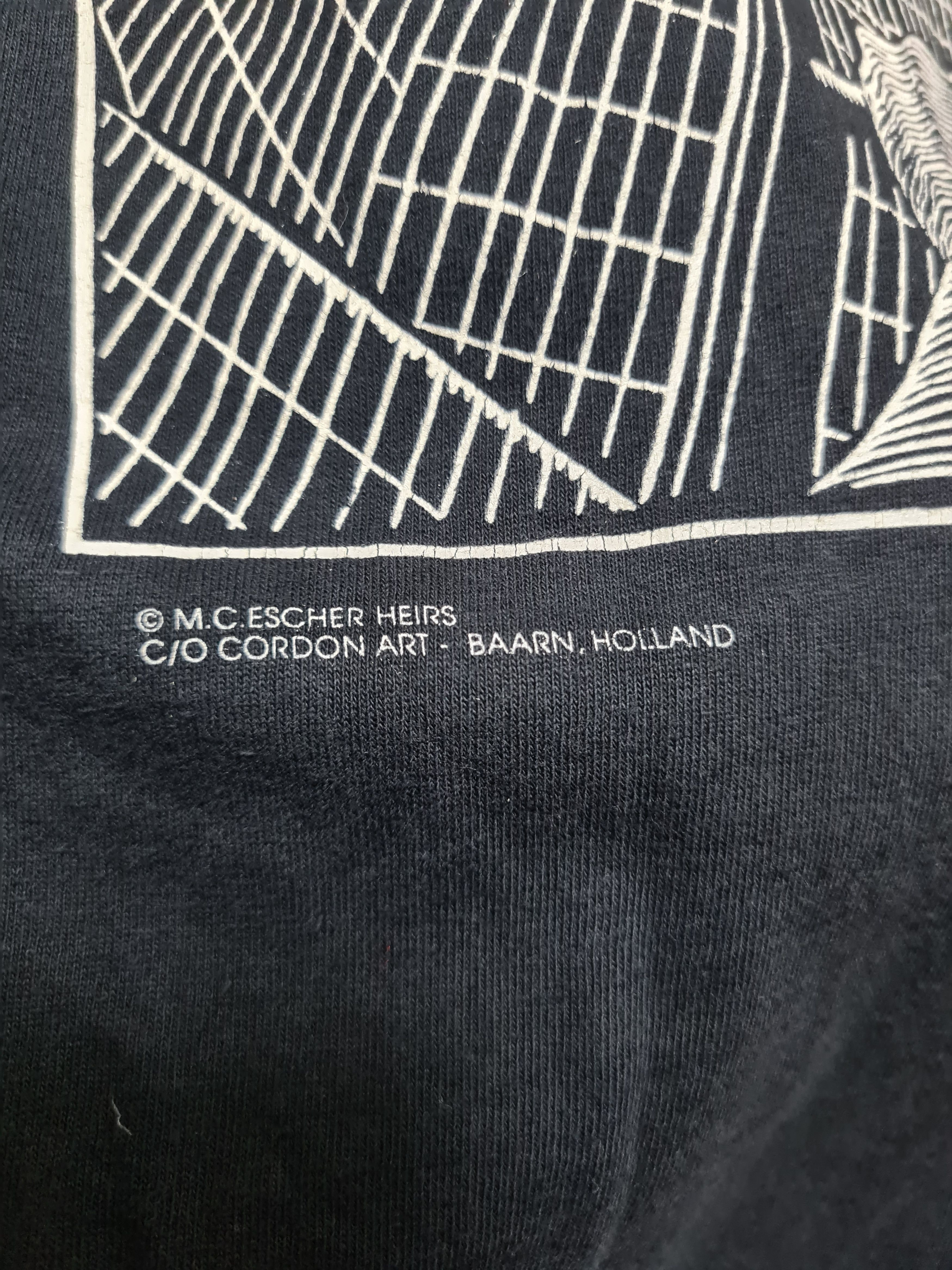 Vintage Vintage Rare 90s M.C Escher (the well 1947) T-shirt Size US M / EU 48-50 / 2 - 5 Thumbnail