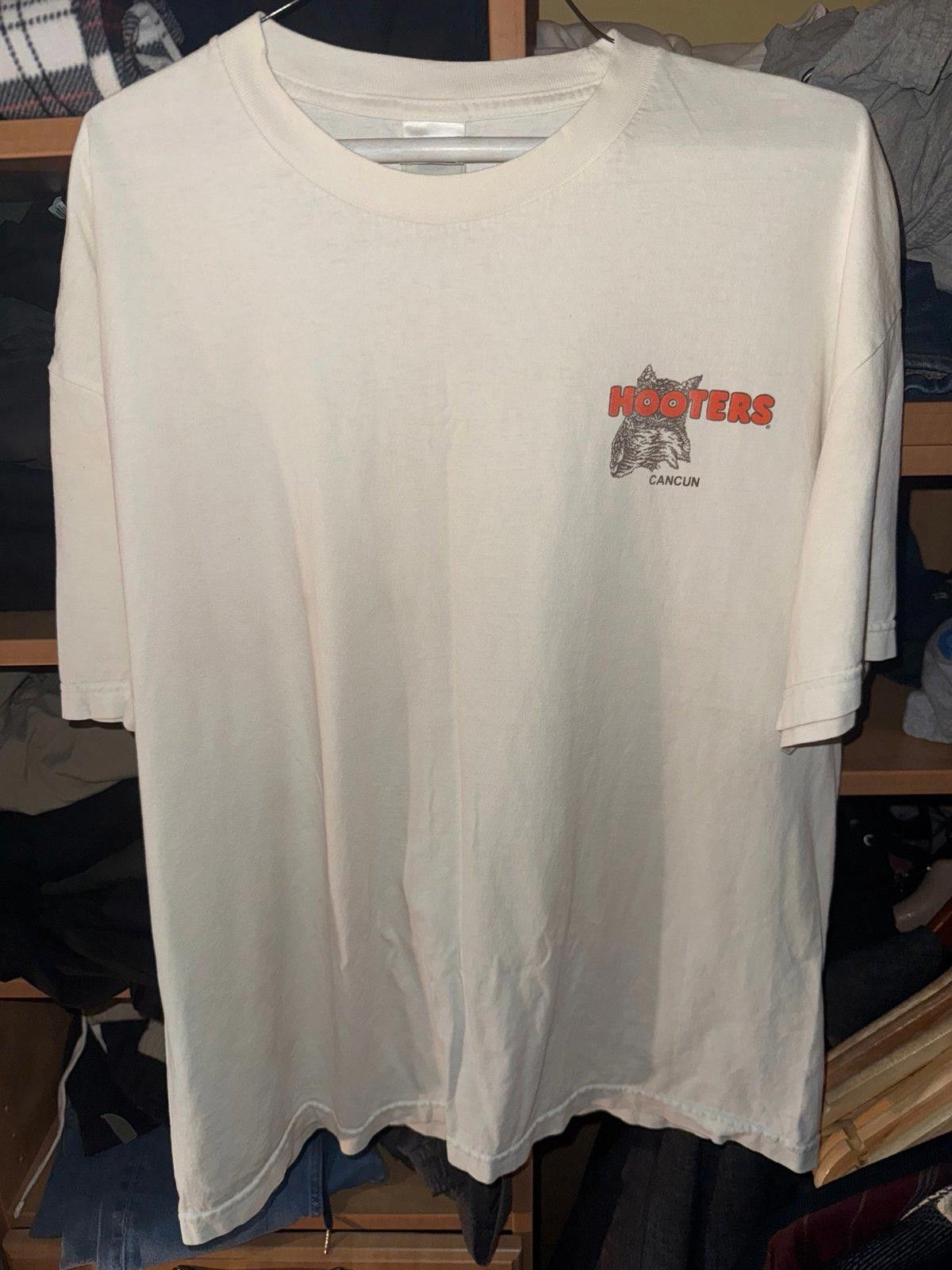 Designer Vintage Very Rare Hooters Cancun Surfer Girl T-Shirt Sz XL Size US XL / EU 56 / 4 - 2 Thumbnail