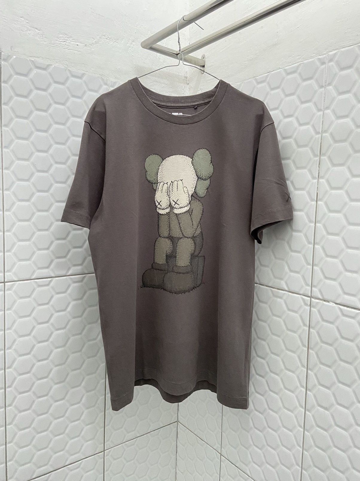 Kaws × Uniqlo 2016 Uniqlo x Kaws Passing Through Tee Size US M / EU 48-50 / 2 - 1 Thumbnail