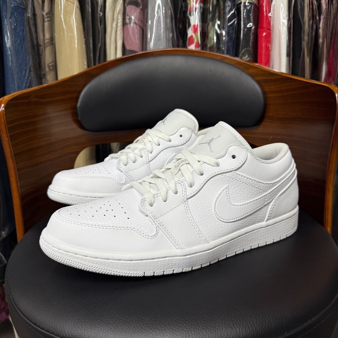 Nike Nike AJ1 White Lowtop Sneakers 7.5 Men Size US 7.5 / EU 40-41 - 1 Thumbnail