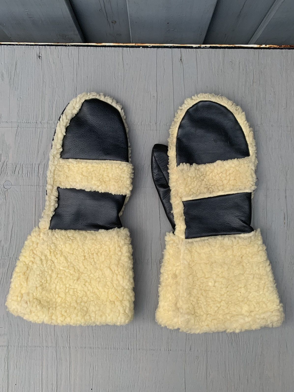 Vintage Vintage Shearling Mittens Vegan Leather Wool Sheepskin 90s Size ONE SIZE - 2 Thumbnail