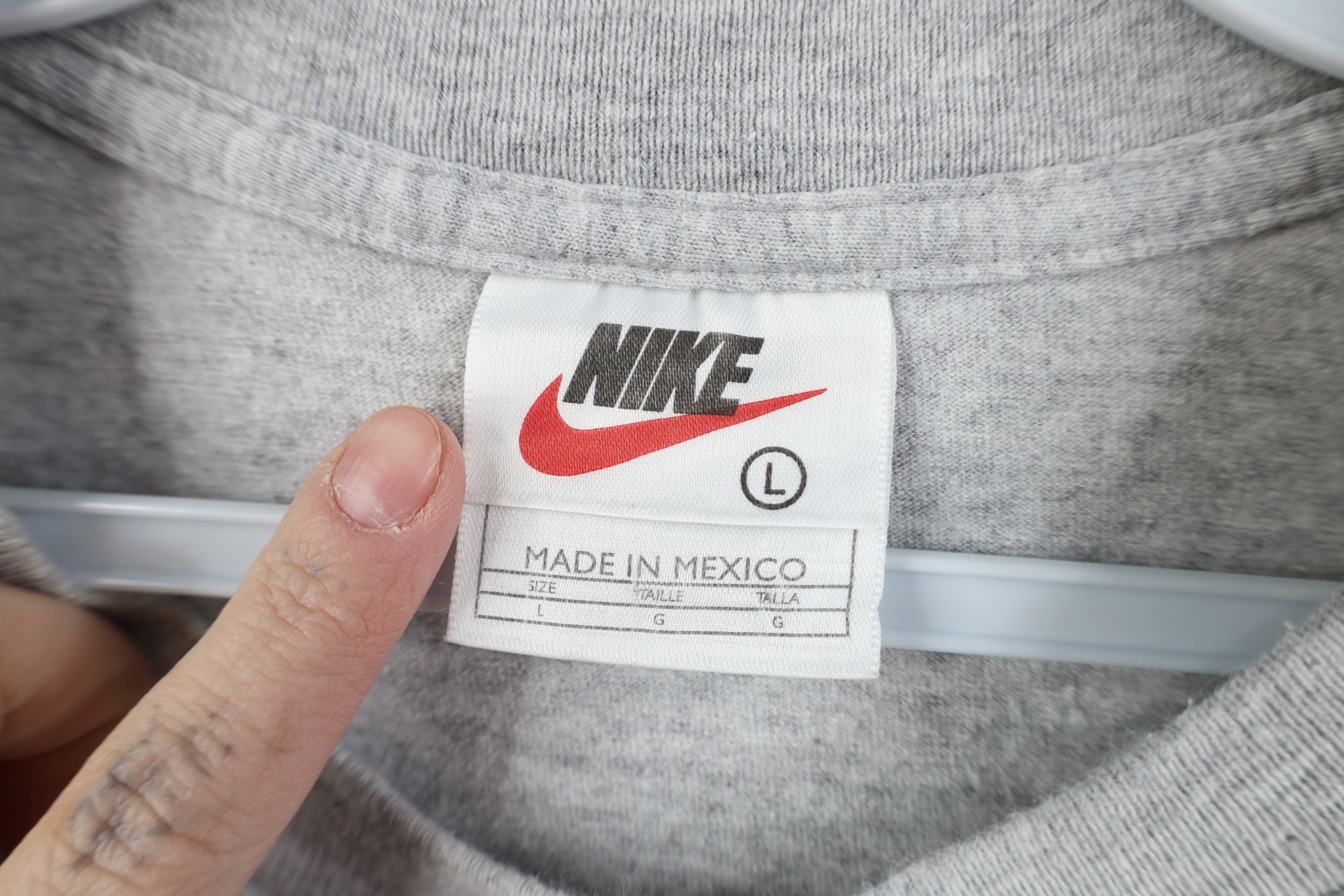 Nike Vintage 90s NIke Travis Scott Center Swoosh T-Shirt Gray Size US L / EU 52-54 / 3 - 8 Thumbnail