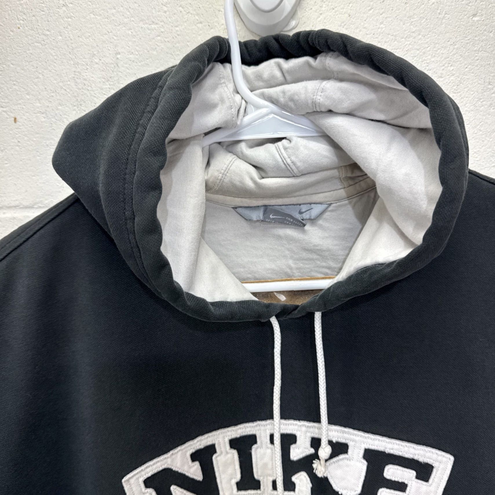 Nike VINTAGE Nike Sweatshirt Mens L Black Center Swoosh Hoodie Pullover Size US L / EU 52-54 / 3 - 3 Thumbnail