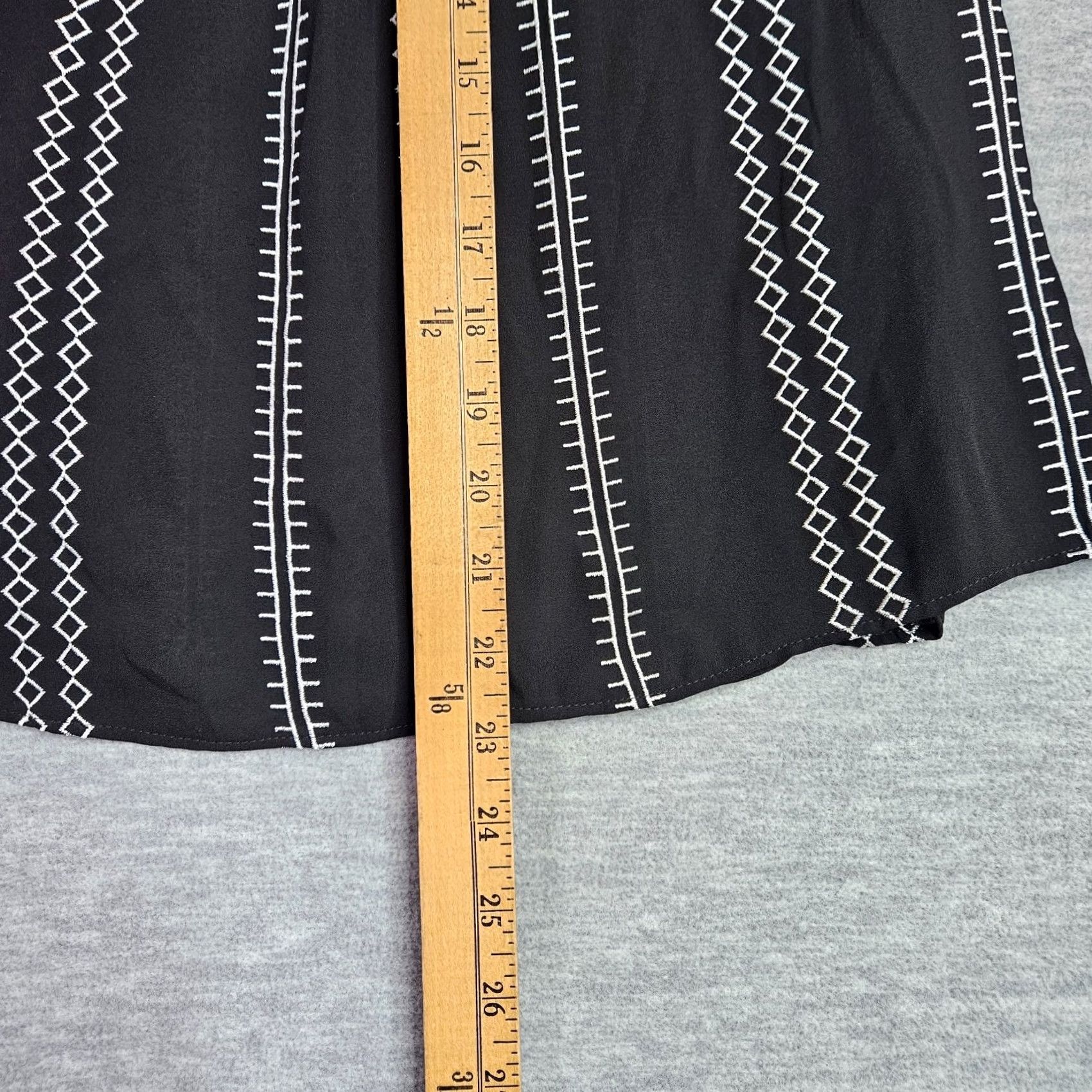 White House Black Market White House Black Market Blouse Sleeveless Women Black Embroidered Top Size 0 Ladies Regular XS? Size XS / US 0-2 / IT 36-38 - 4 Thumbnail