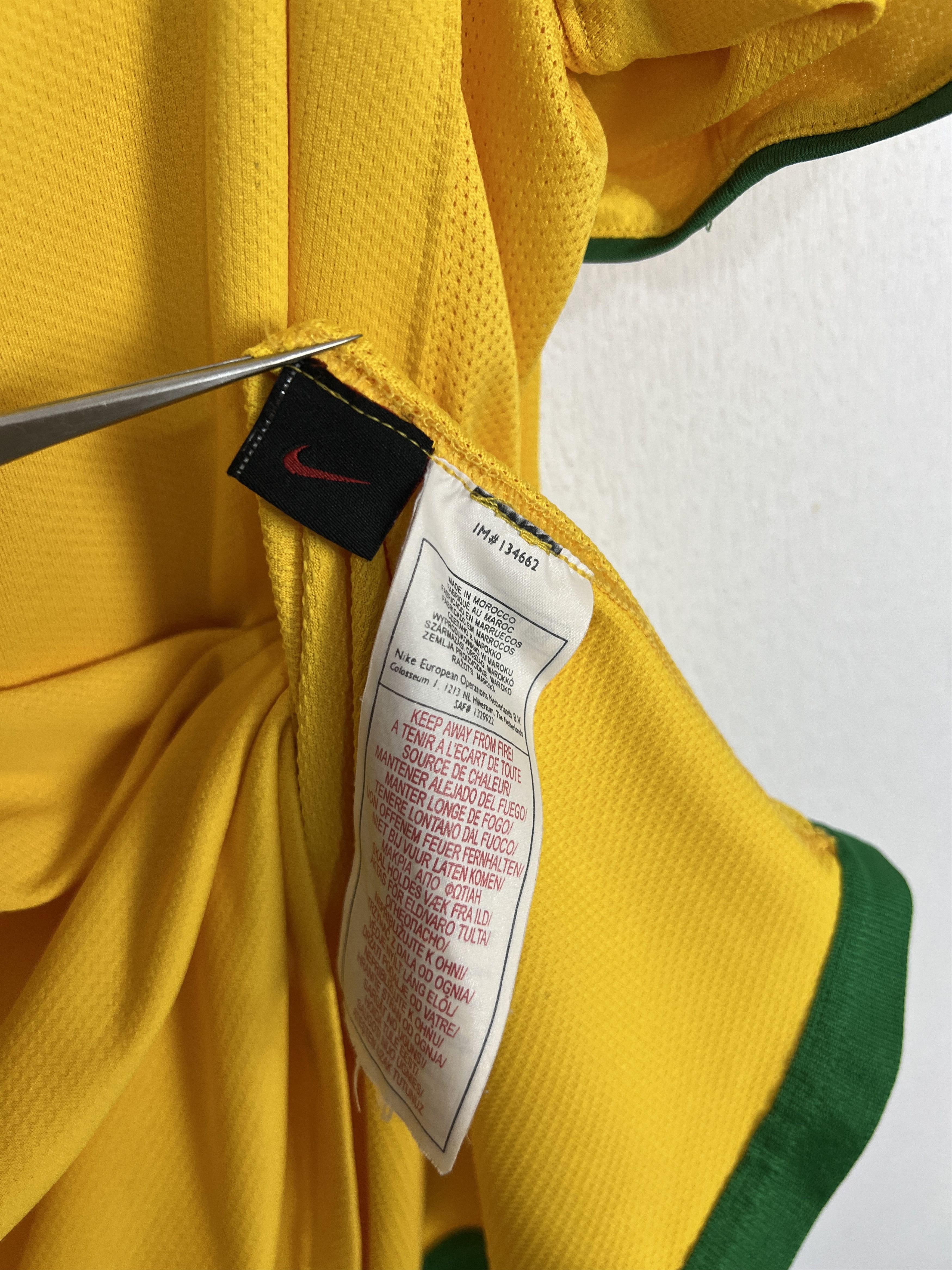 Nike Brazil Home football shirt 2006 Soccer Nike Jersey Trikot Size US XL / EU 56 / 4 - 7 Thumbnail