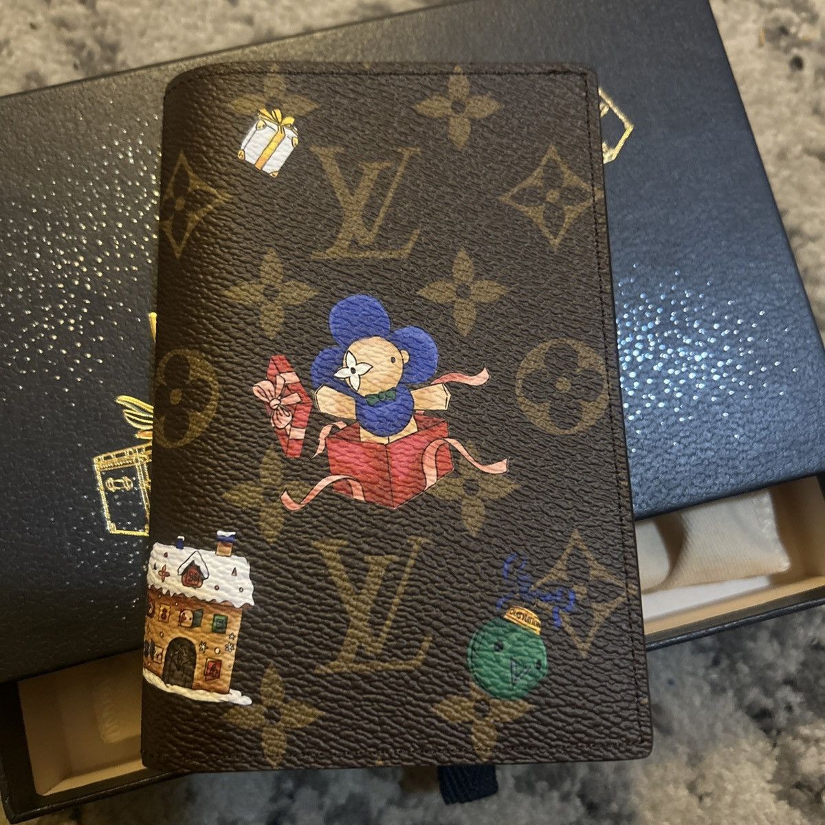 Louis Vuitton Louis Vuitton M15327 Passport Cover Monogram Iced Gold Size ONE SIZE - 4 Thumbnail