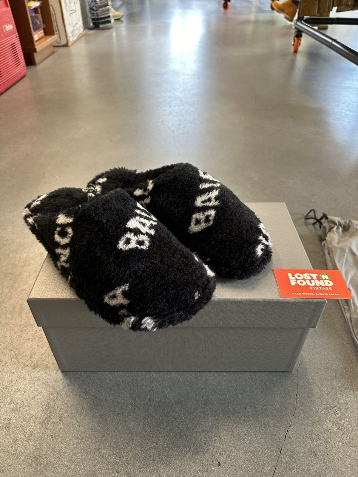 【BALENCIAGA】FURRY CLOSED ALLOVER LOGO Balenciaga Furry Closed AllOver Logo Black - POIZON