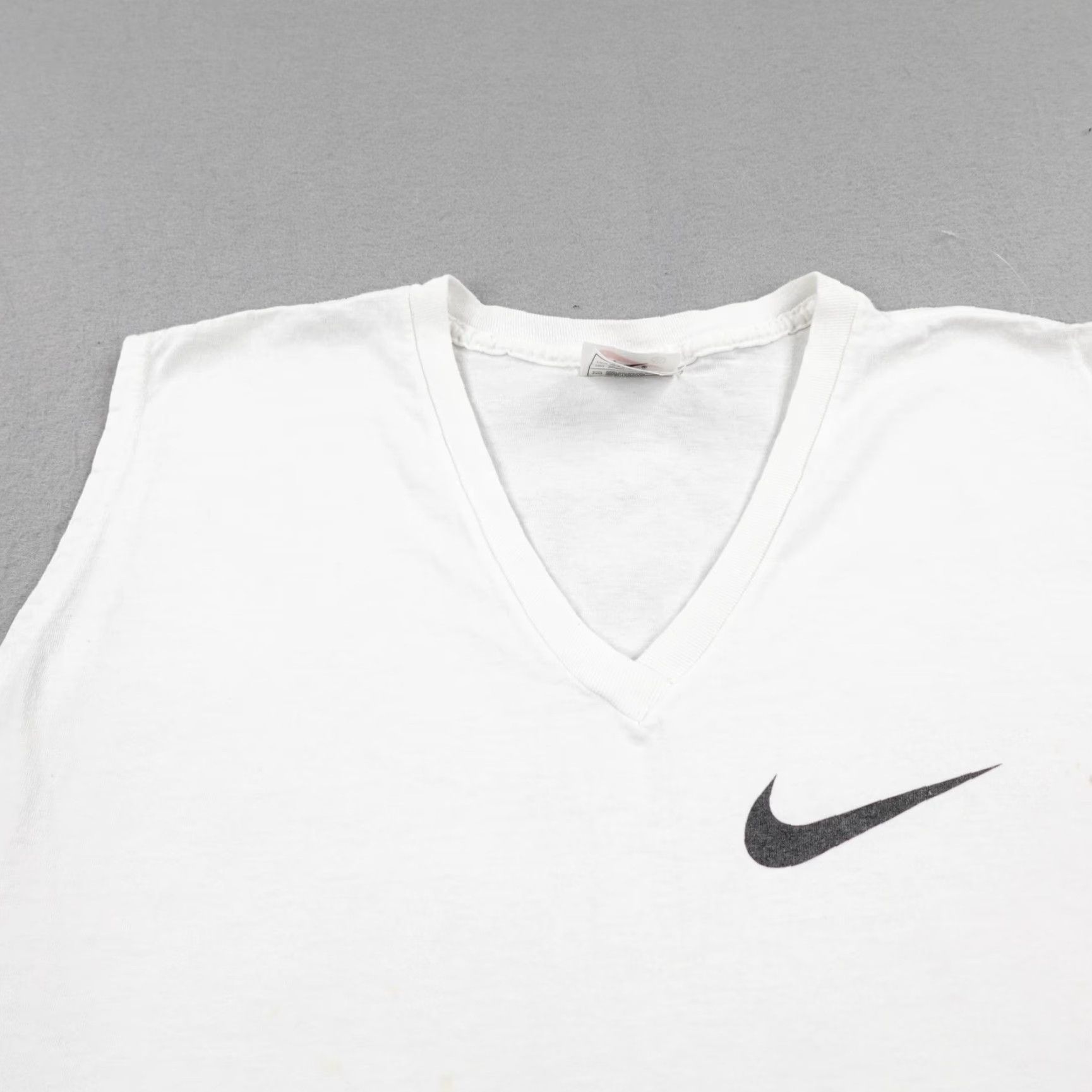 Nike Vintage Nike Shirt Men XL White V Neck Sleeveless Tank Top Muscle Gym Swoosh 90s Size US XL / EU 56 / 4 - 2 Thumbnail