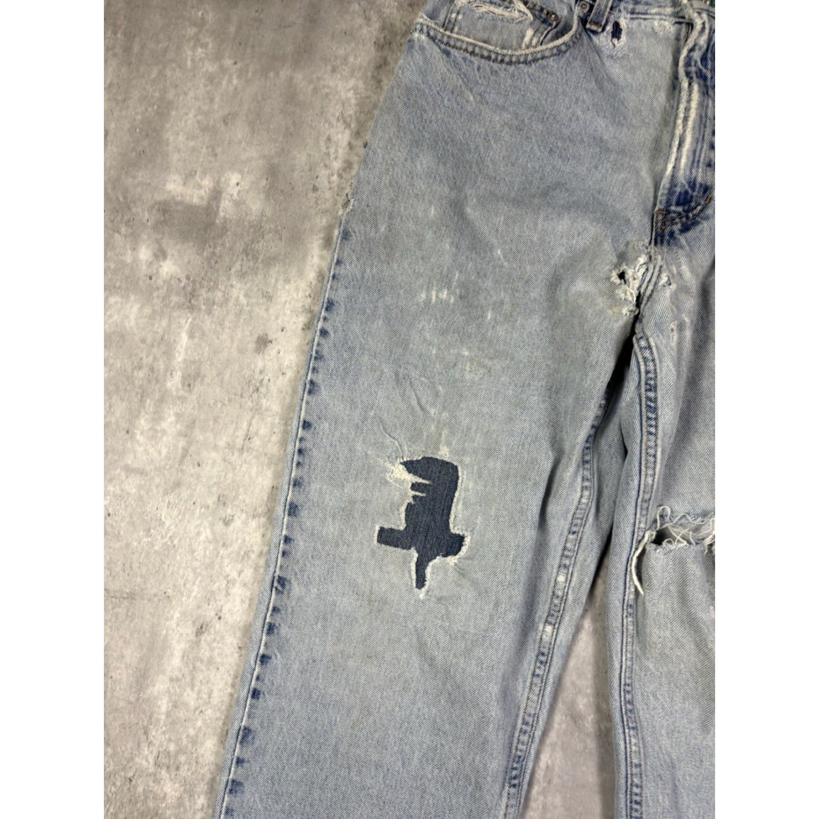 Tommy Hilfiger Vintage Tommy Hilfiger Jeans Distressed Baggy Fit Light Wash 32x32 Men Jeans blue 90s Relaxed Denim Cotton Logo Zipper Button 32in inseam Mens Size US 32 / EU 48 - 6 Thumbnail
