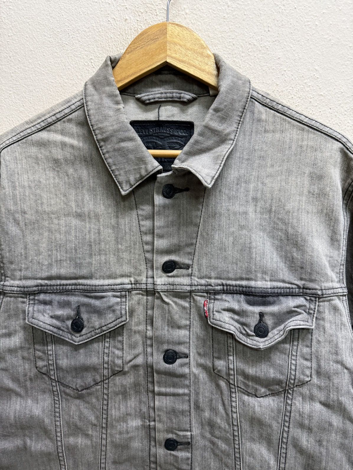 Levi's Levi’s Black Fade Denim Trucker Jacket Size US M / EU 48-50 / 2 - 22 Thumbnail