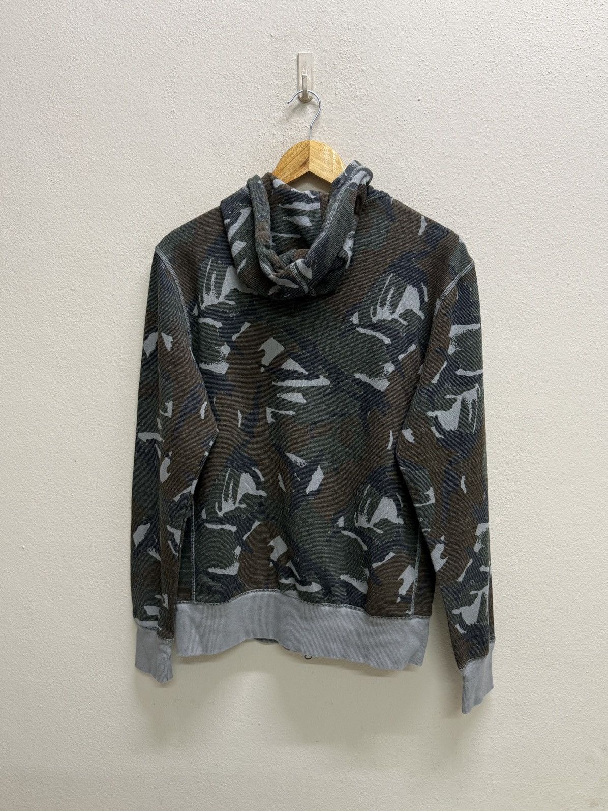 Uniqlo Uniqlo Camo Paternz Zip Up Sweater Hoodie Size US M / EU 48-50 / 2 - 16 Thumbnail