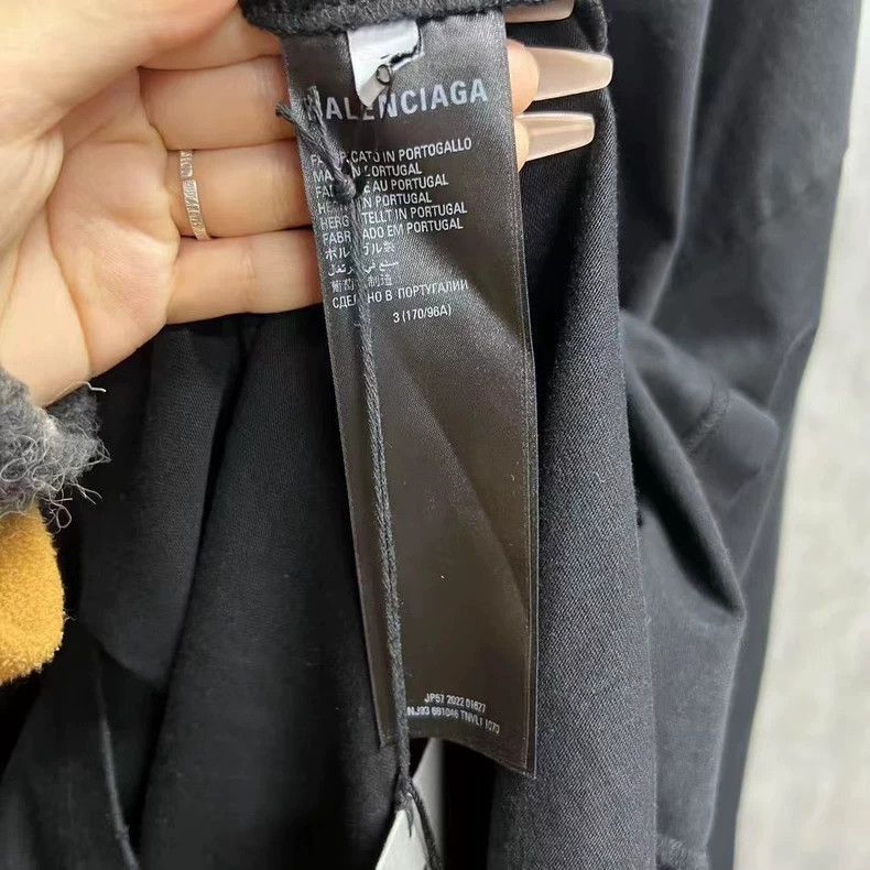 Balenciaga balenciaga's latest black logo print crewneck longsleeved T Size US L / EU 52-54 / 3 - 3 Thumbnail