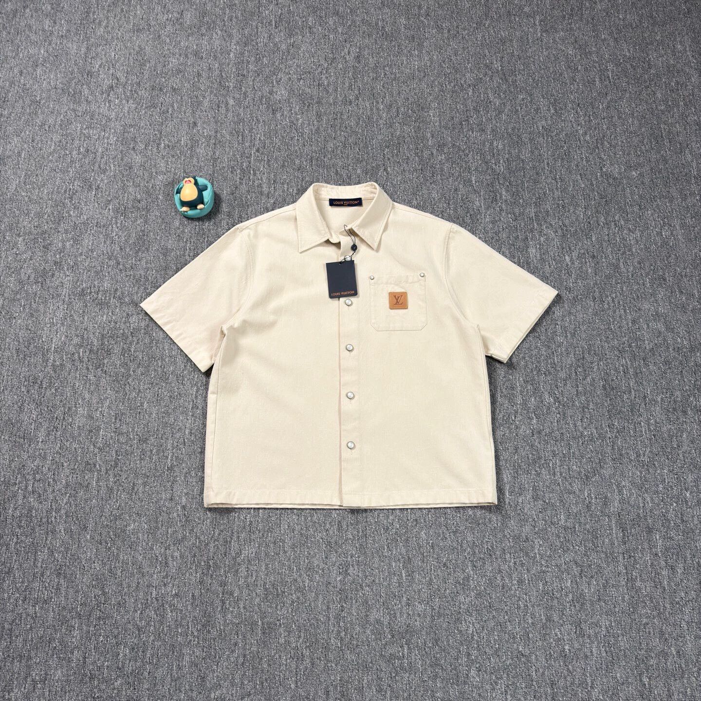 Louis Vuitton LV 25 Beige Leather Logo Short-Sleeve Shirt L Near New Size US L / EU 52-54 / 3 - 1 Thumbnail
