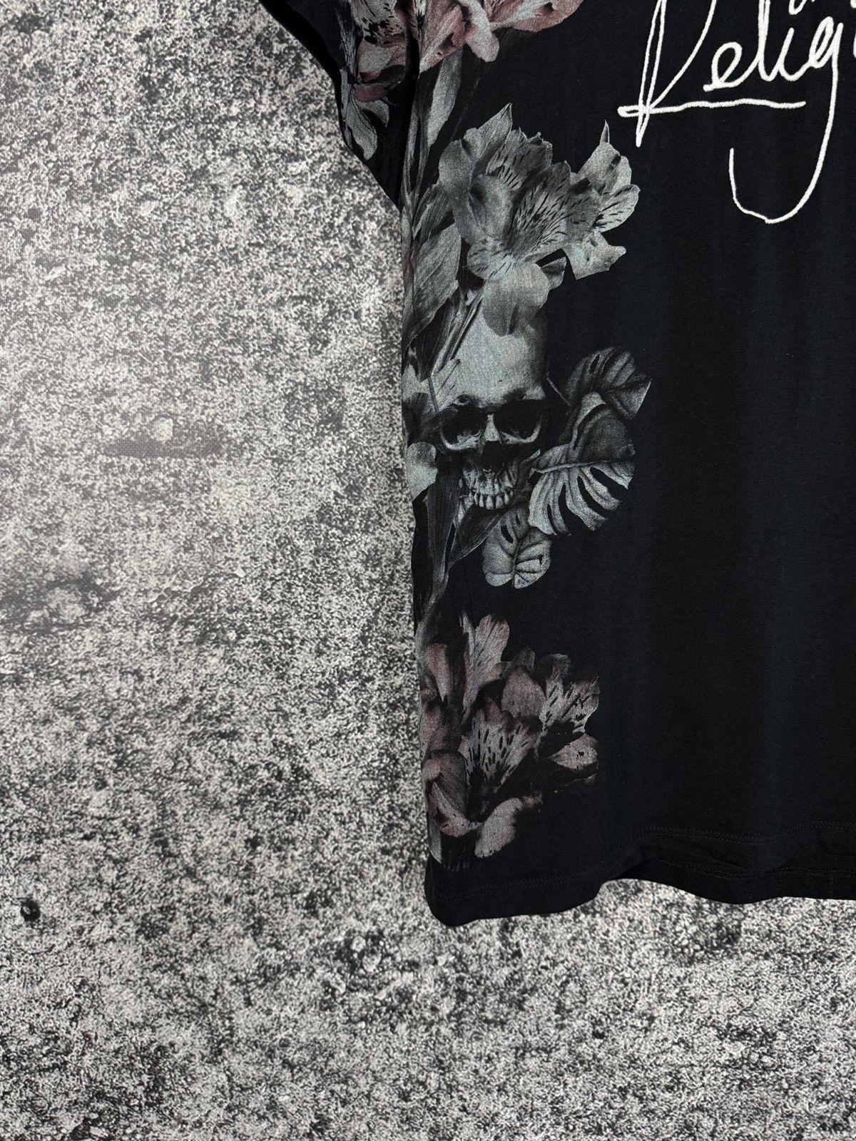 True Religion Men’s Religion T-Shirt Floral Skull Logo Streetwear Size M Size US M / EU 48-50 / 2 - 4 Thumbnail